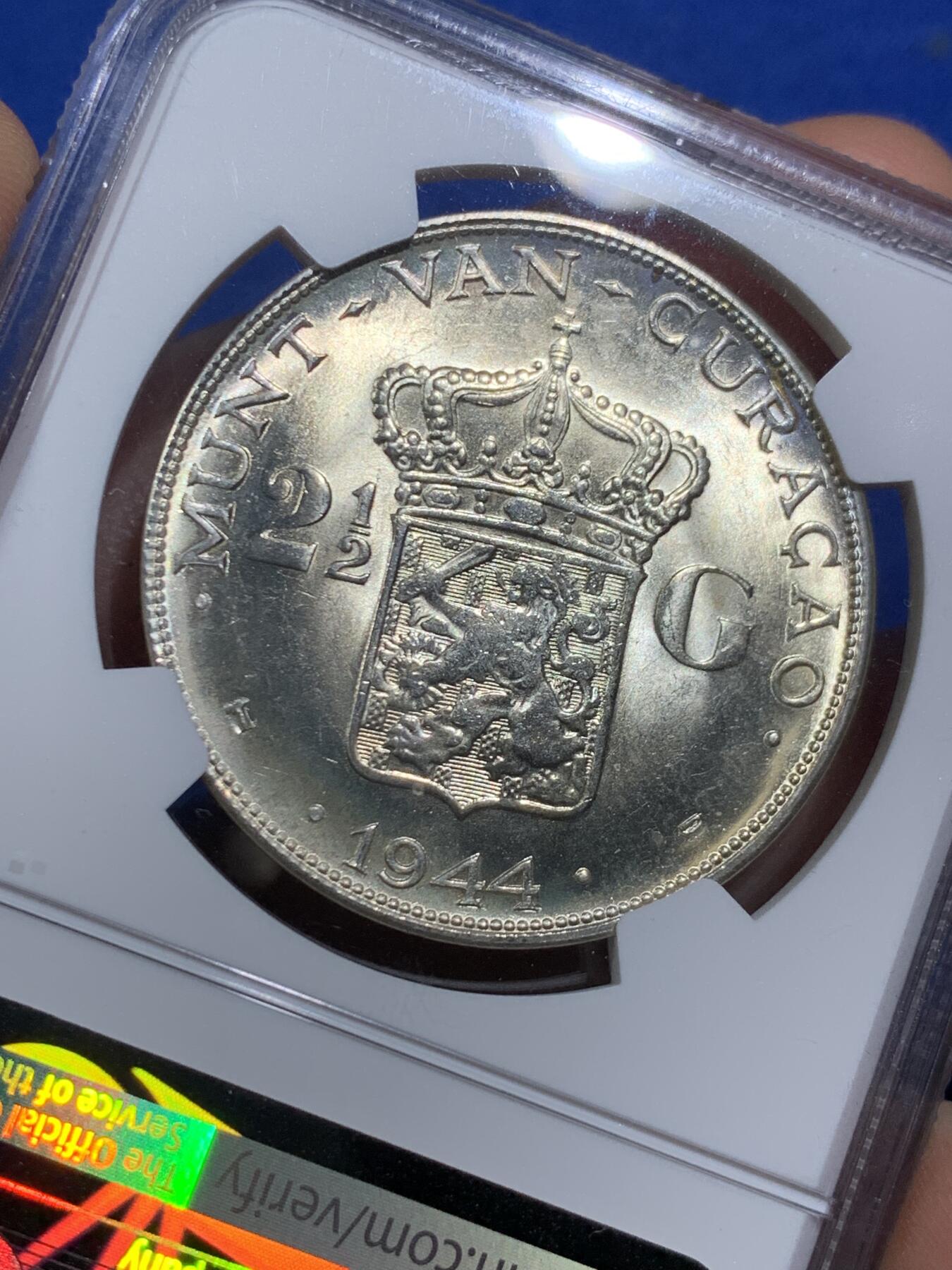 《竞宝斋》第473场 周日，周一 2场连拍 （全场包邮）欢迎送拍 NGC MS64 荷属库拉索1944D威廉明娜2.5盾银币 BU曝光状态 整体观感清晰