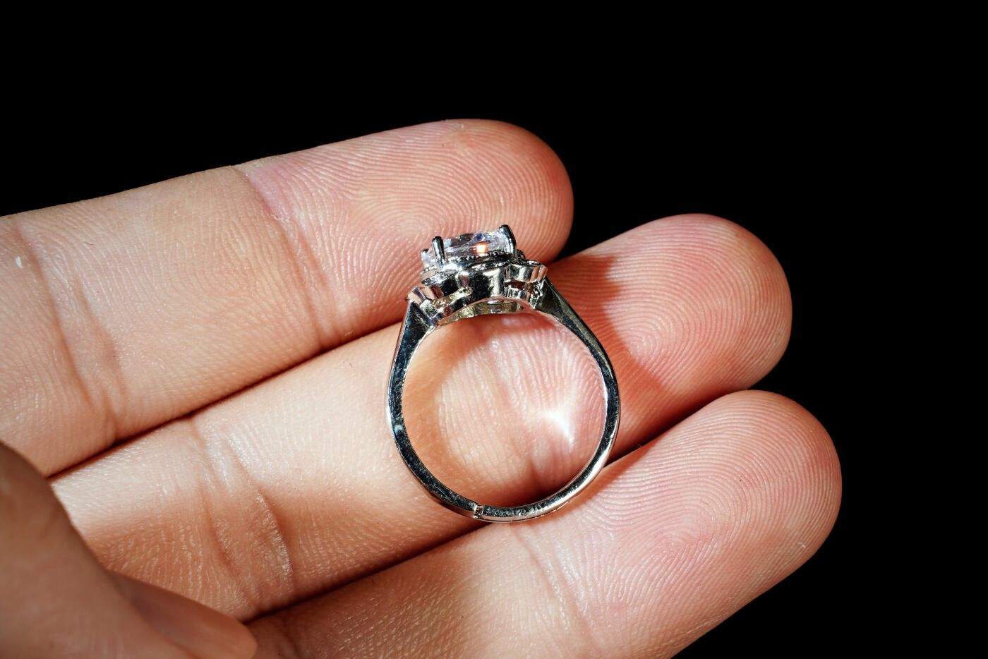 上海都达杂项专场五十八【全场包邮】  天然莫桑钻戒指 附鉴定证书93-75