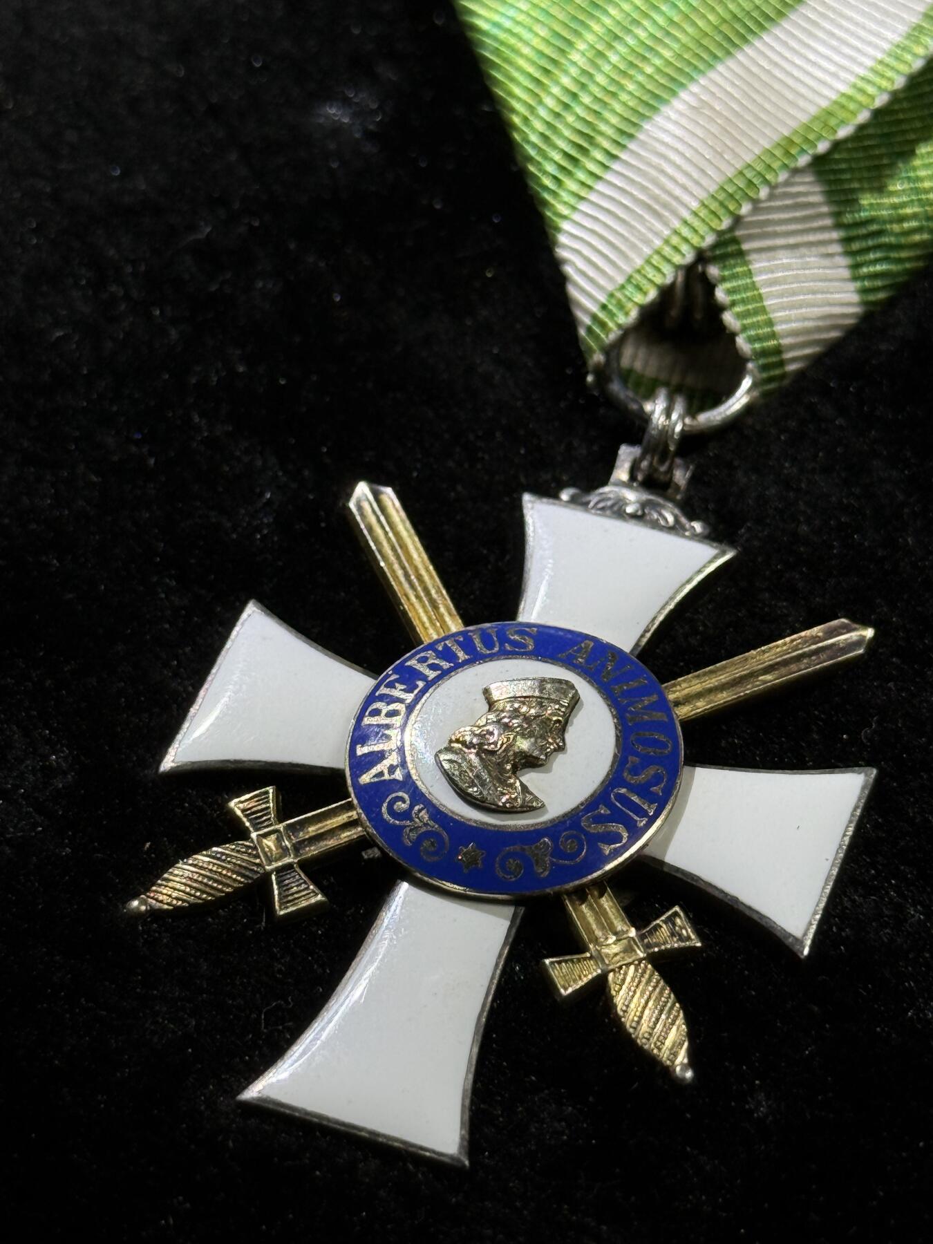 戎马世界章牌大赏，第112期 萨克森王国阿尔伯特勋章，军事版骑士二级，1850年12月31日由萨克森国王Frederick Augustus II设立，以纪念他的前任大公Albert III逝世350周年，1866年因普奥战争增加双剑，授予军事英勇功绩。