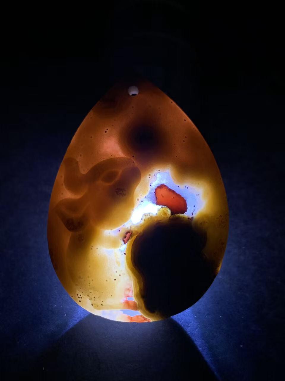 精美亚光冰飘糖心料战国红玛瑙手工雕刻玉兔吊坠一个，