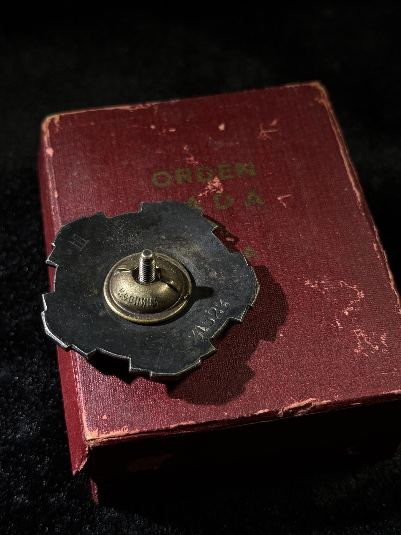 戎马世界章牌大赏，第112期 南斯拉夫三级劳动勋章，极早期小转轮版本，带原盒，盒子有损（这种早期的纸盒子很难保存基本都有点破），包浆厚重