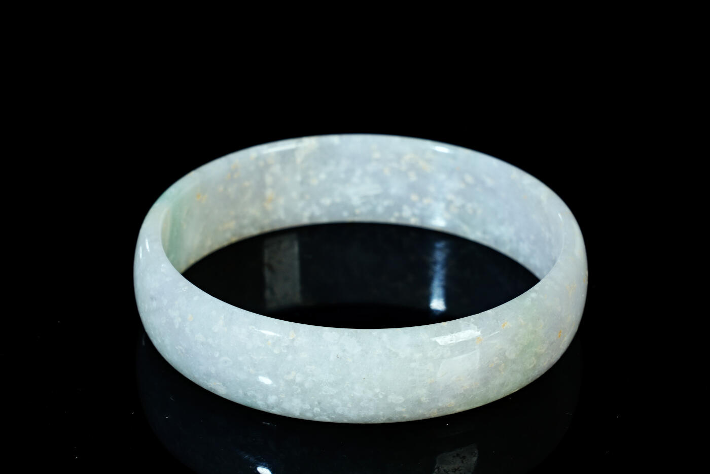 上海都达杂项专场五十八【全场包邮】  天然冰种飘绿翡翠（A货）宽手镯 附鉴定证书93-16