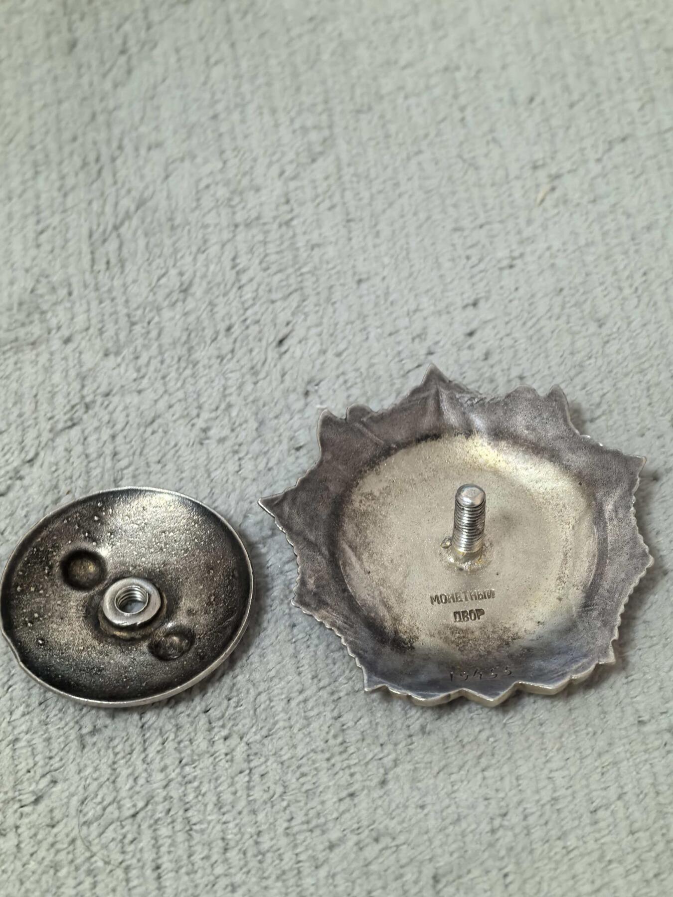 苏联勋章奖章拍卖 本次有亚捏，空军军服，国际运动员等好货 不要错过 3月20日晚上九点结束在麦稀奇 找不到的加我qq或者微信都是184277308备注苏章拍卖。 苏联亚历山大涅夫斯基勋章 19455 珐琅非常好 右边角底部中有微小蹭皮几乎不可见 过渡版本 原配银盖子 刻号不同于后面 它在最下方 厂标也较后期比较清晰紧凑 非常难得的版本 以前购自大西洋 可以提供当时的购买页面参考 介绍更详细 获得者Калашников Николай Иванович 近卫步兵团团副 积弊100+俘虏400+设置口袋战术  