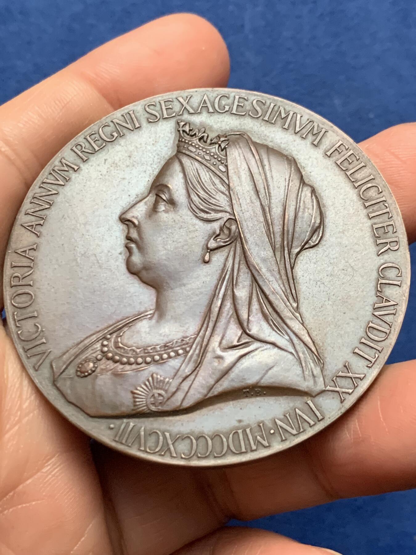 《竞宝斋》第473场 周日，周一 2场连拍 （全场包邮）欢迎送拍 英国1897年维多利亚女王登基60周年纪念大铜章，71.9克，55.2mm，原盒品相不错