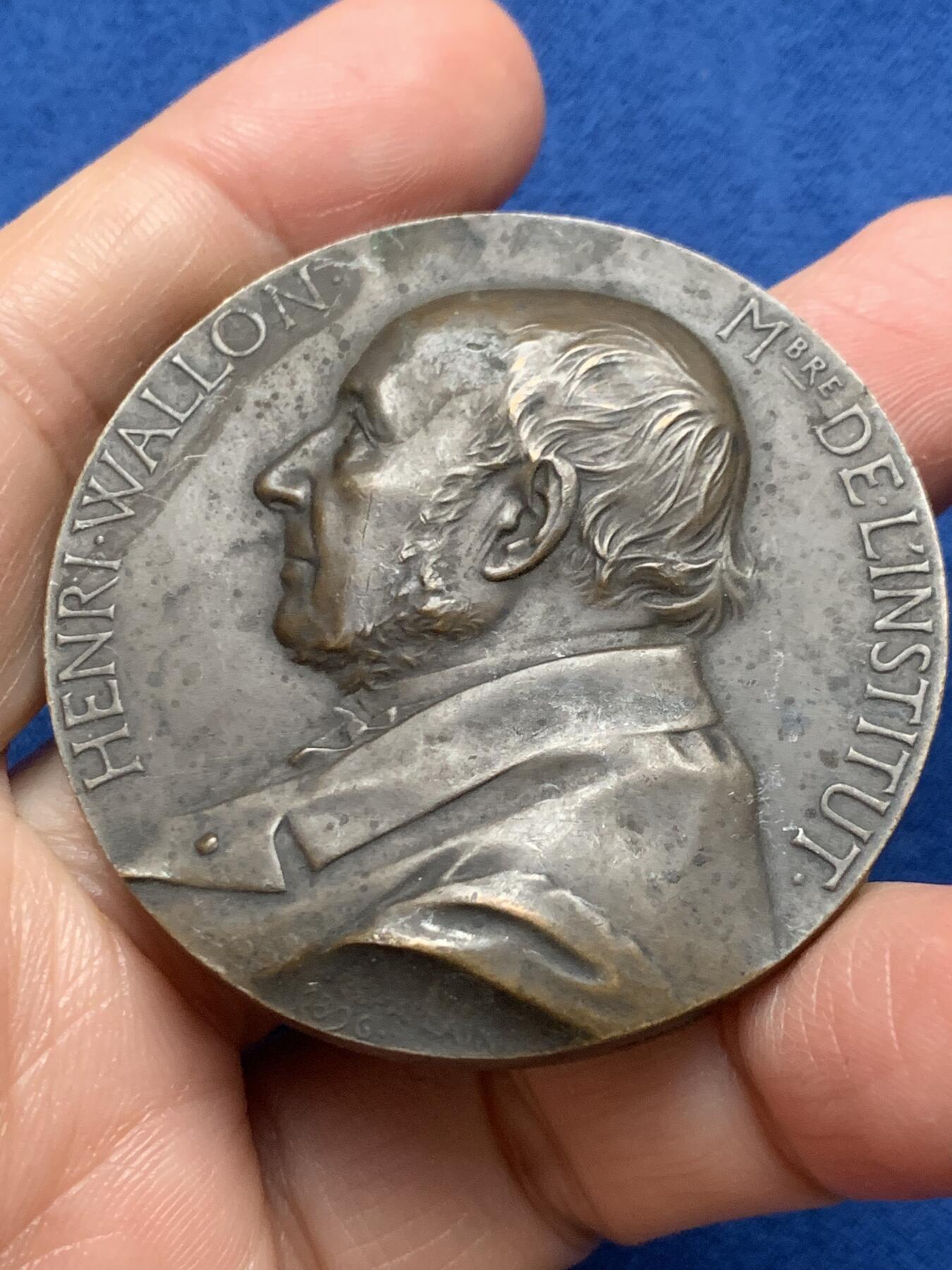 《竞宝斋》第473场 周日，周一 2场连拍 （全场包邮）欢迎送拍 1850-1900名家JC Chaplain作1896年亨利·瓦隆青铜奖章  亨利·保罗·亚森特·瓦隆（1879-1962）是法国哲学家、社会心理学家、神经精神病学家、教师及社会主义政治家，法兰西学会成员。59.6克 49.8mm 丰饶角铜标