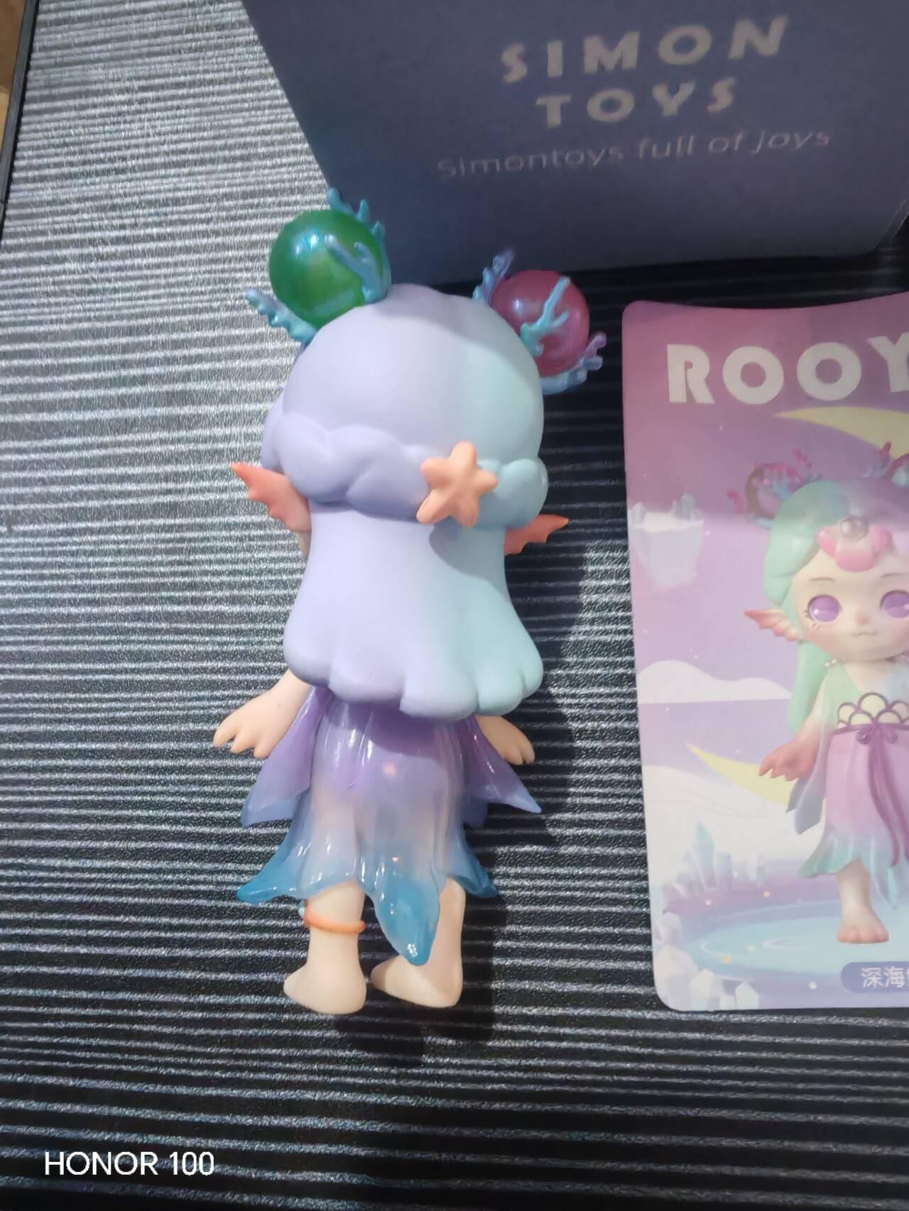 正版盲盒专场 这是 SIMONTOYS 出品的「ROOYIE（箩伊）东方仙境灵兽系列」盲盒手办，你拆出的款式是 深海鲛人。