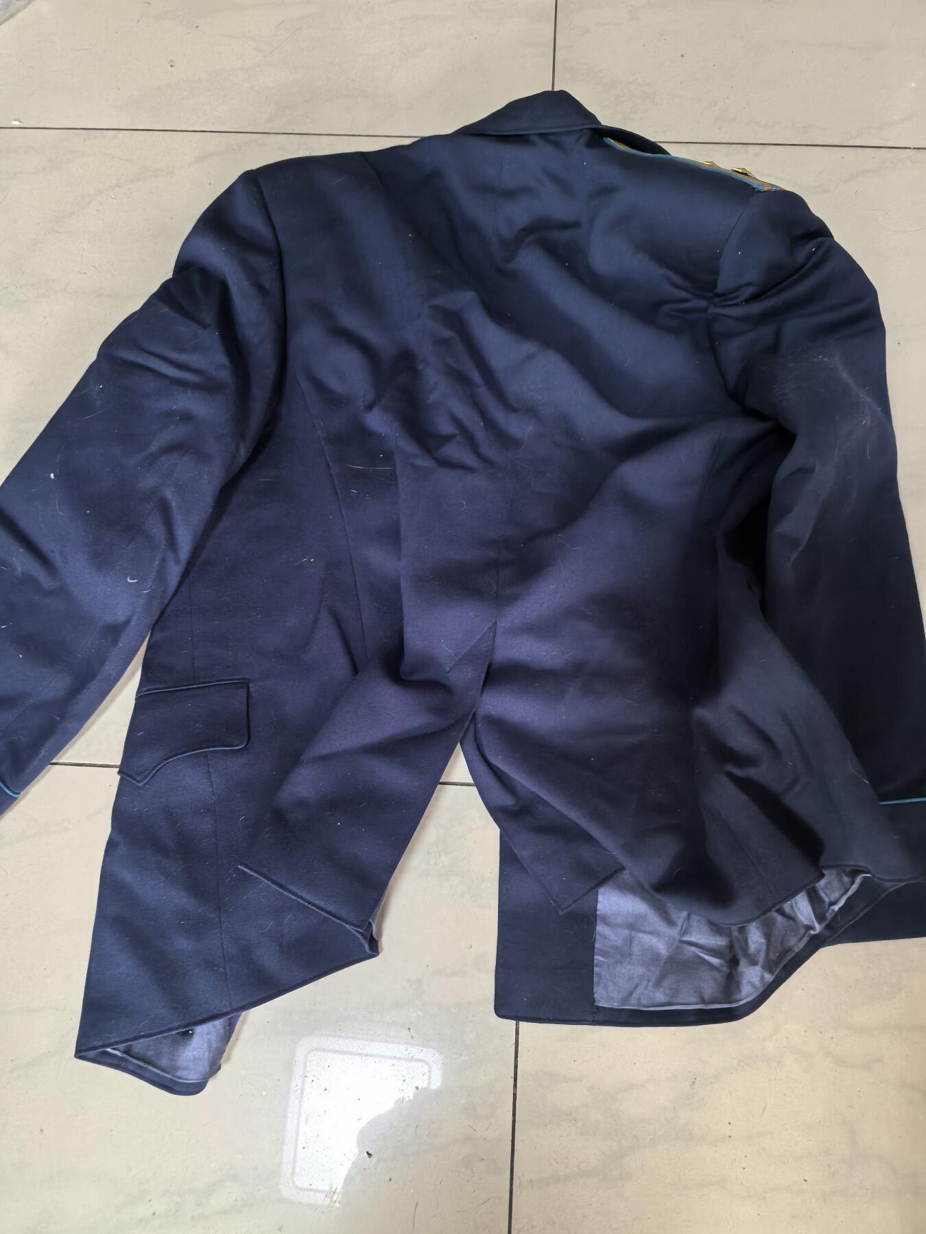 苏联勋章奖章拍卖 本次有亚捏，空军军服，国际运动员等好货 不要错过 3月20日晚上九点结束在麦稀奇 找不到的加我qq或者微信都是184277308备注苏章拍卖。 苏联空军上校军服上衣 大概尺寸175  保存完好 没有破损 领章少一个找不到了其他都很好 右胸有几个佩戴勋章的眼 衣服可以说保存的非常好照片一起给不保证是本人 20✘25大尺寸