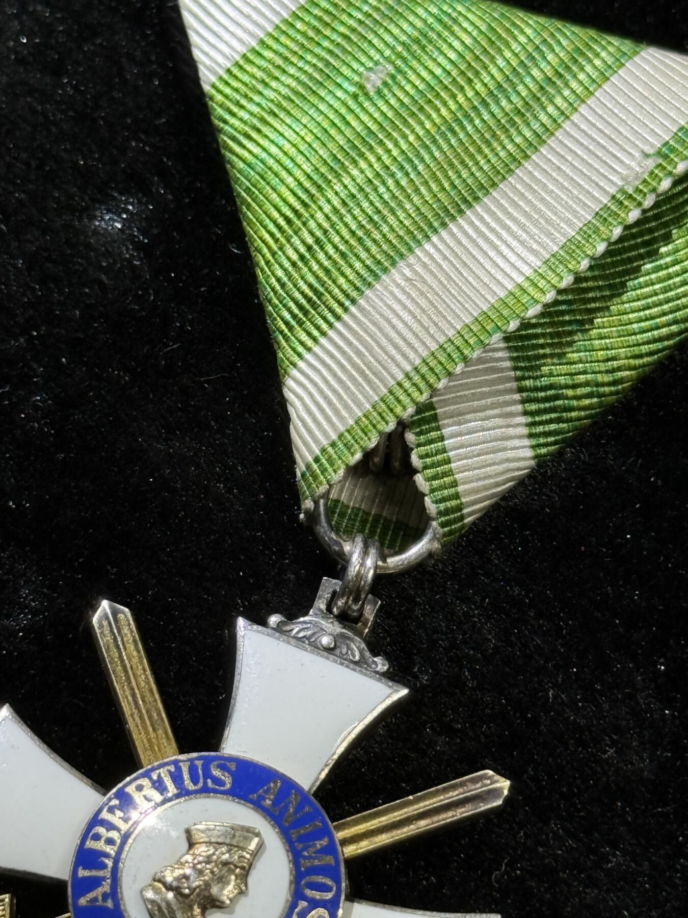 戎马世界章牌大赏，第112期 萨克森王国阿尔伯特勋章，军事版骑士二级，1850年12月31日由萨克森国王Frederick Augustus II设立，以纪念他的前任大公Albert III逝世350周年，1866年因普奥战争增加双剑，授予军事英勇功绩。