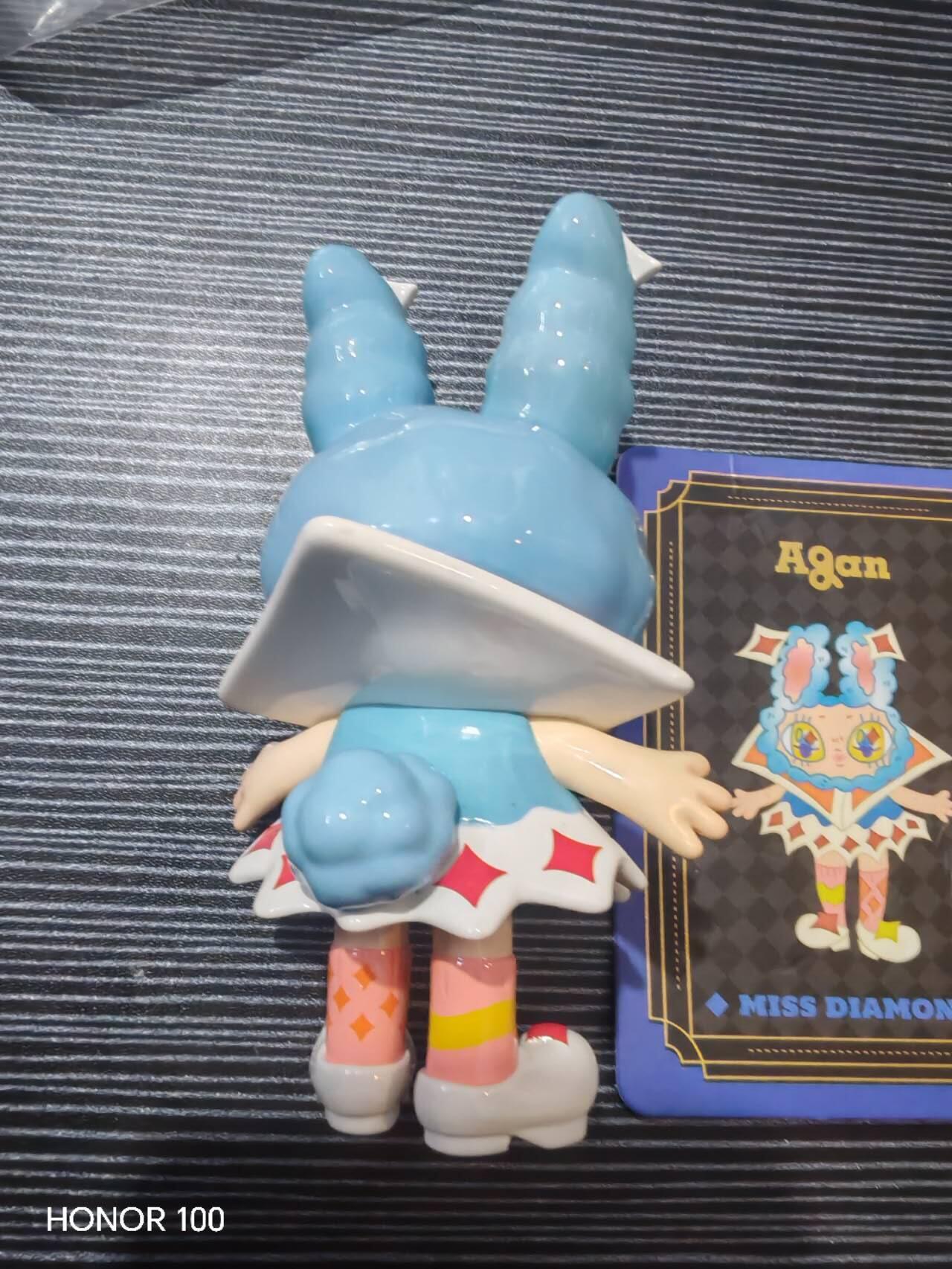 正版盲盒专场 Agan 阿感 复古摩登系列 ​ - 出品方：寻找独角兽 ​ - 款式：钻石小姐（Miss Diamond） ​ - 尺寸：约 110mm，PVC 材质，表面为亮面珠光质感