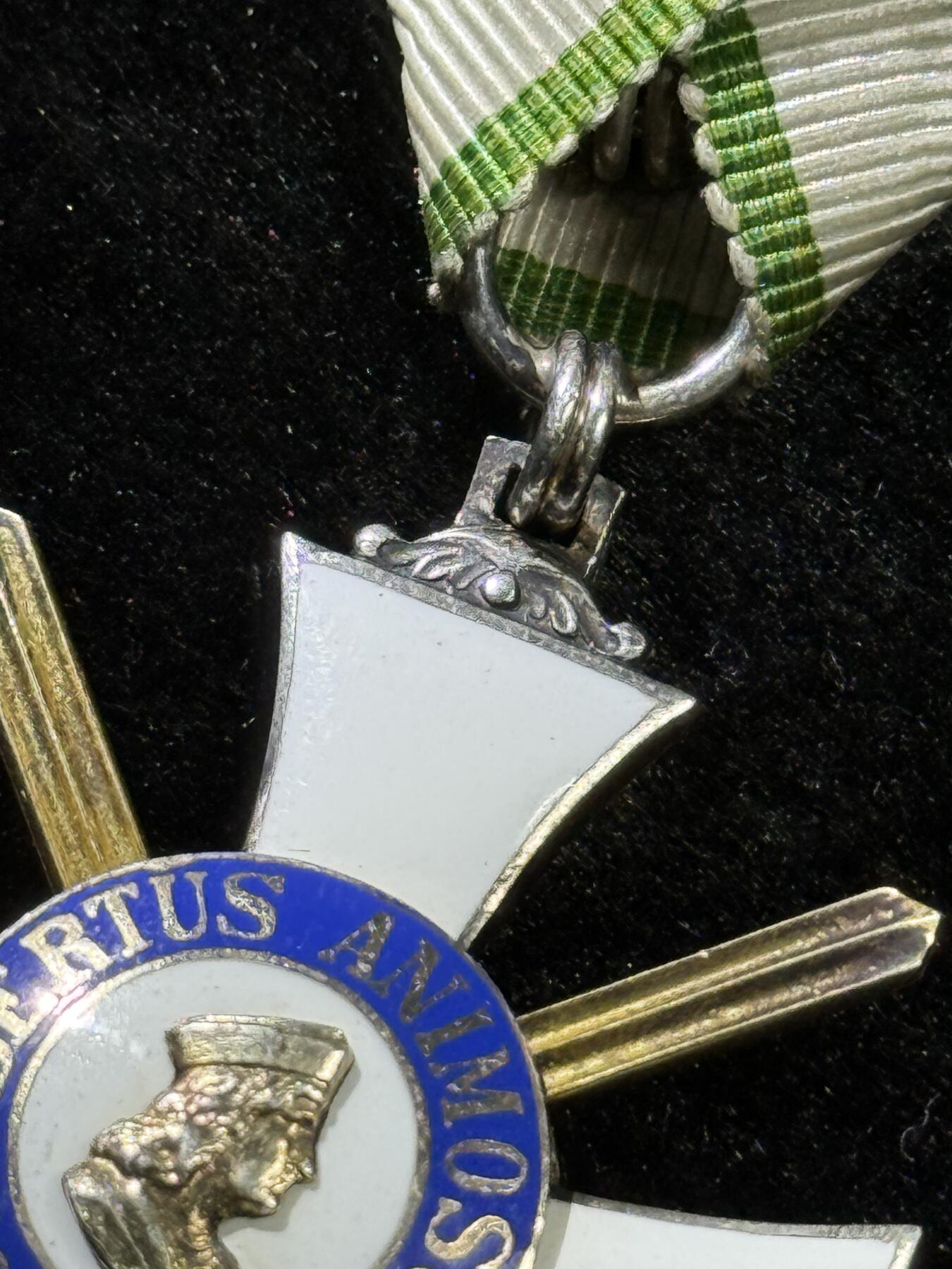 戎马世界章牌大赏，第112期 萨克森王国阿尔伯特勋章，军事版骑士二级，1850年12月31日由萨克森国王Frederick Augustus II设立，以纪念他的前任大公Albert III逝世350周年，1866年因普奥战争增加双剑，授予军事英勇功绩。