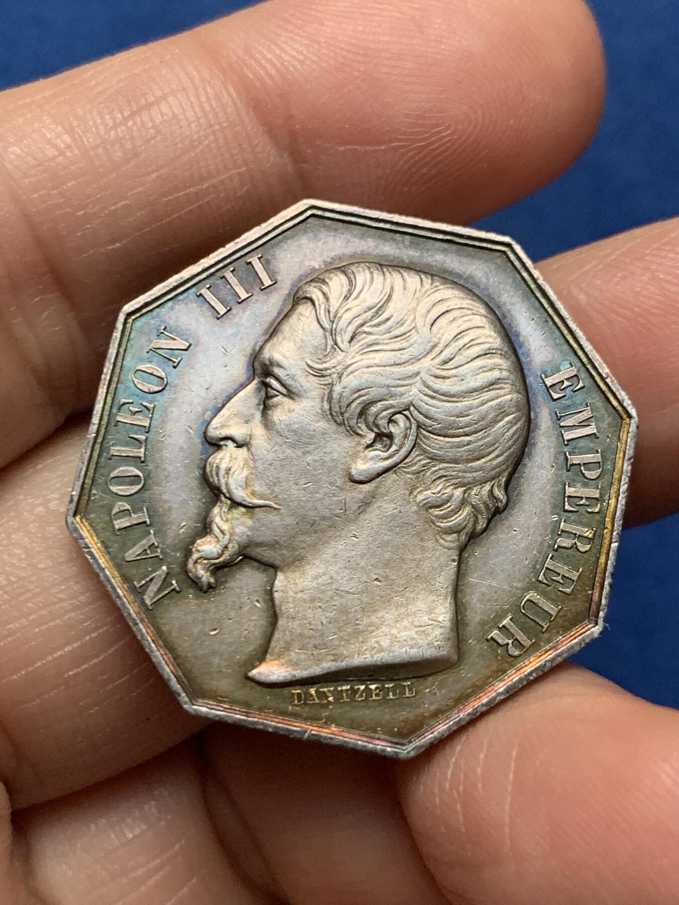 《竞宝斋》第473场 周日，周一 2场连拍 （全场包邮）欢迎送拍 法国盲童之家八角银质代币 拿三头像 15.45克 30.7mm 菱形边铭