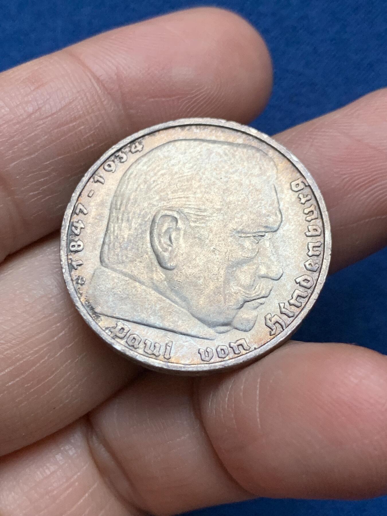 《竞宝斋》第473场 周日，周一 2场连拍 （全场包邮）欢迎送拍 德国 1938D 兴登堡 5马克 带字 银币 整体光度非常好