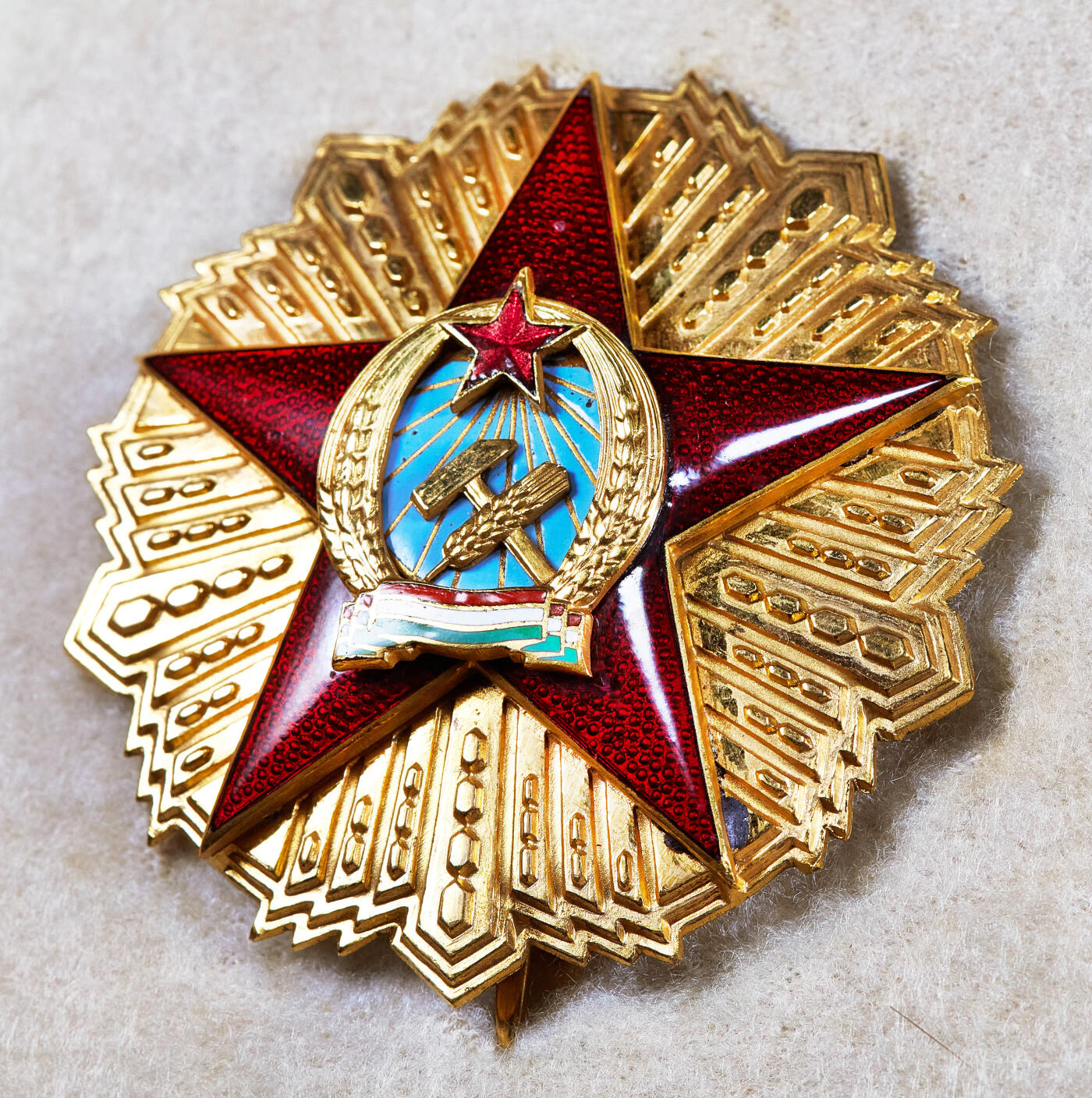 【俄甄集藏】2026年(050)04-01星期三 晚 19:30 全场包邮 匈牙利人民共和国一级共和国勋章，原盒，铜质镀金，局部珐琅，匈牙利人民共和国最高等级勋章，星章直径：70mm，重量：83.5克；挂章直径：43mm，含绶带重量：25克，共发行169枚，该版为1949-1953年早期版