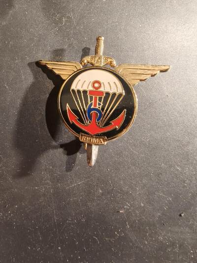 老王徽章第188期 - 法国第6海军陆战队伞兵团   也被称为法国SAS，该部队前身为第6殖民伞兵营（6e BPC），于1958年更名为第6海军陆战队伞兵团该团曾参与印度支那战争（1949–1954）和北非行动（1952–1962）。 