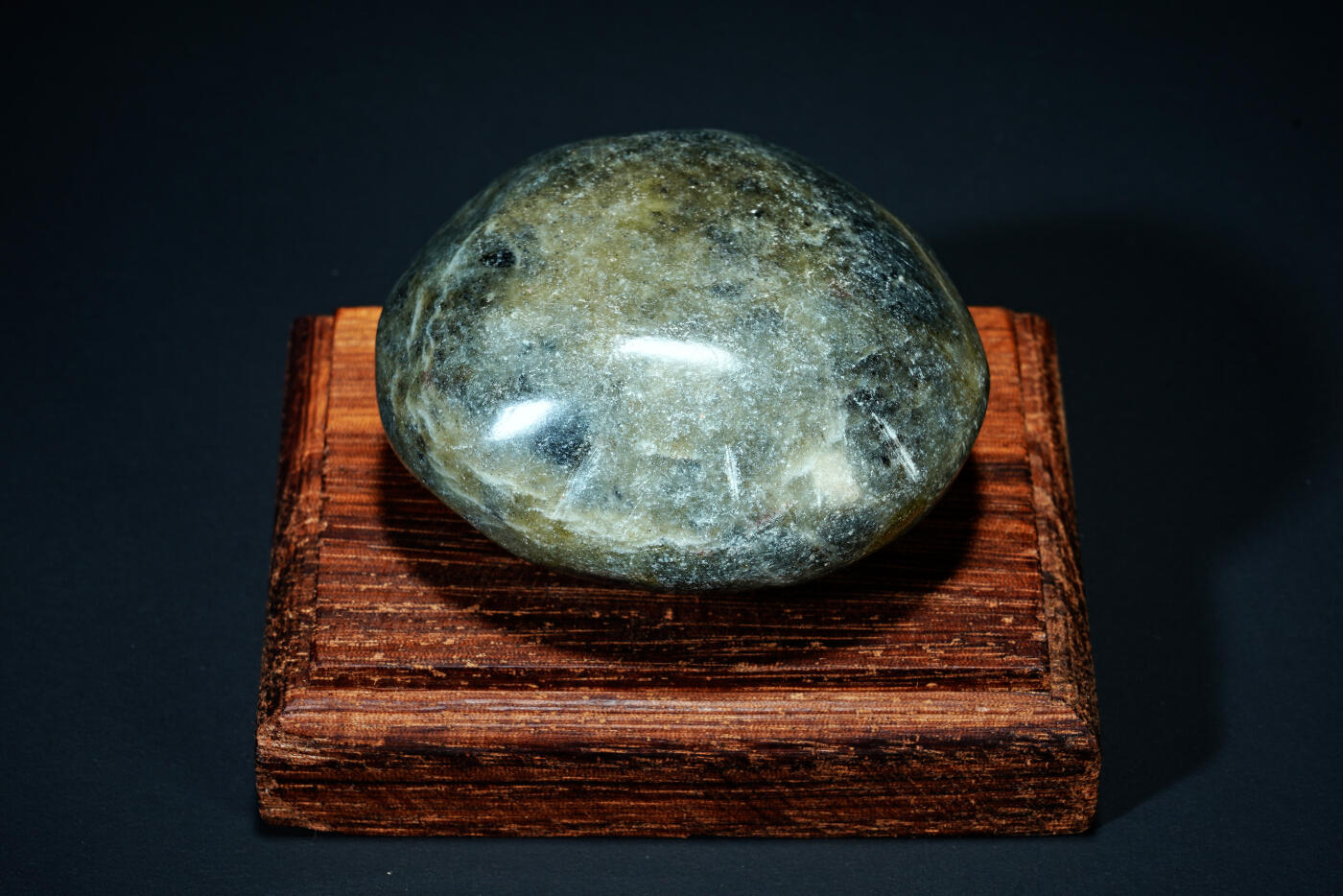 上海都达杂项专场五十八【全场包邮】  和田玉原石随型摆件连座93-83