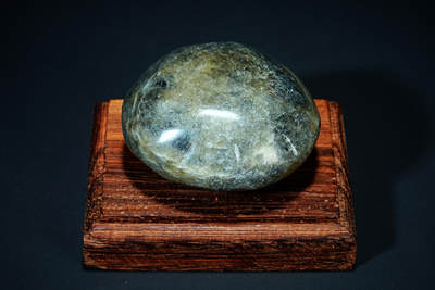 上海都达杂项专场五十八【全场包邮】  - 和田玉原石随型摆件连座93-83