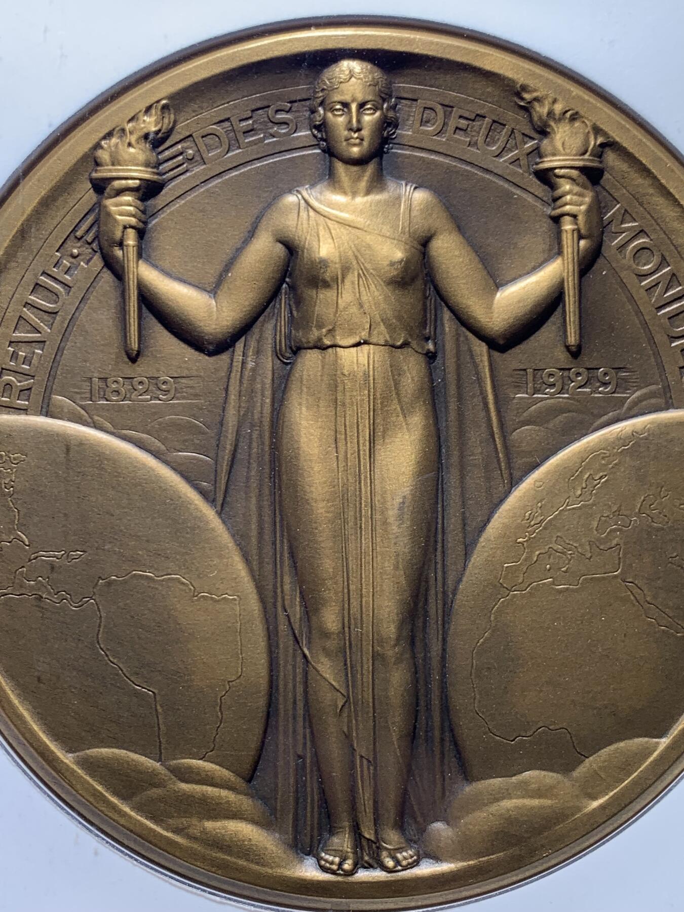 《竞宝斋》第473场 周日，周一 2场连拍 （全场包邮）欢迎送拍 NGC MS65BN 法国 “两世界评论” 创刊百年纪念大铜章，顶级品相 约98mm 重约450克 超大直径，加大加厚盒。3月11日最近记录550英镑成交 附图