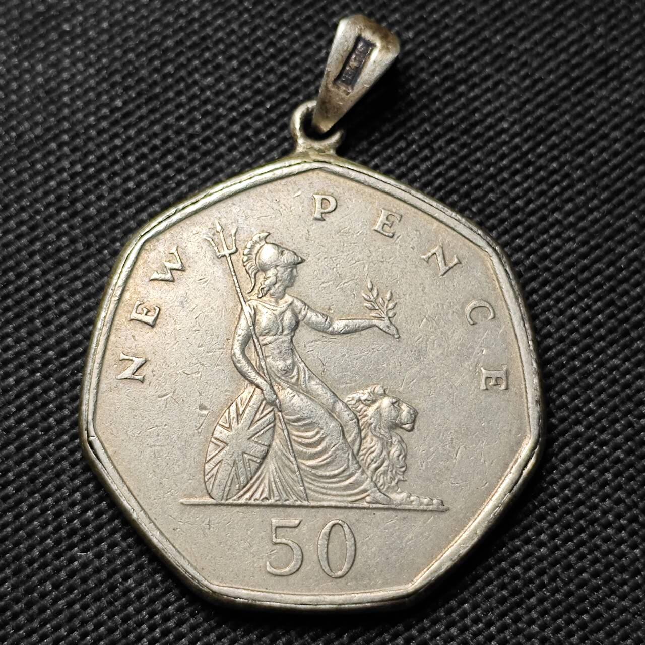 KK钱币收藏小铺   套币专场 2月预留时间 周末发货  英国大50便士挂件 挂件为银的 总重14.9克 币重13.5克 带银标