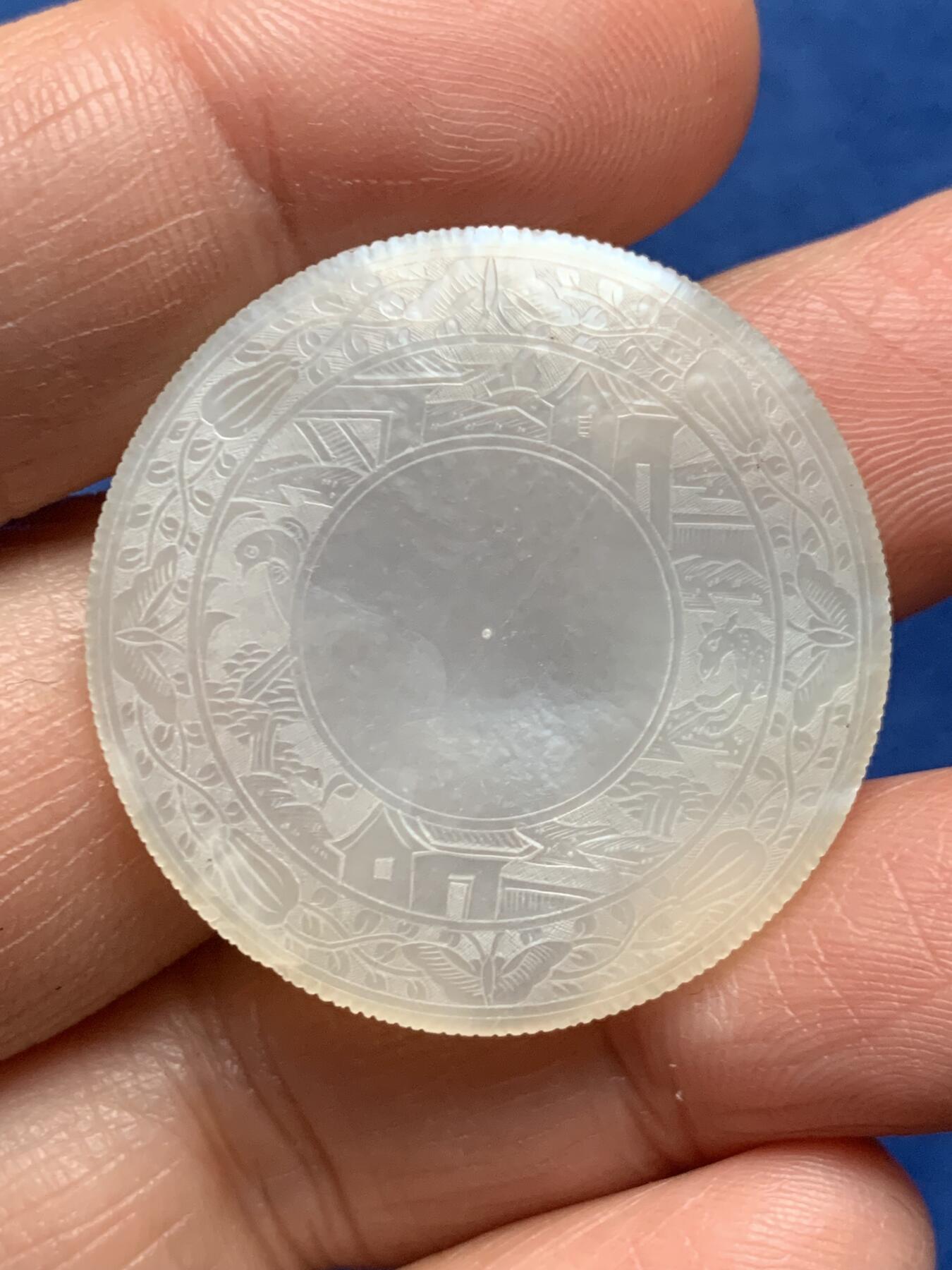 《竞宝斋》第473场 周日，周一 2场连拍 （全场包邮）欢迎送拍 英国一线回流清螺钿贝母筹码或代币一枚。手工精雕，中式园林公子仕女图，蝶花纹路看可能是梁祝。莹光宝气，少见厚片圆形款，侧边有齿。