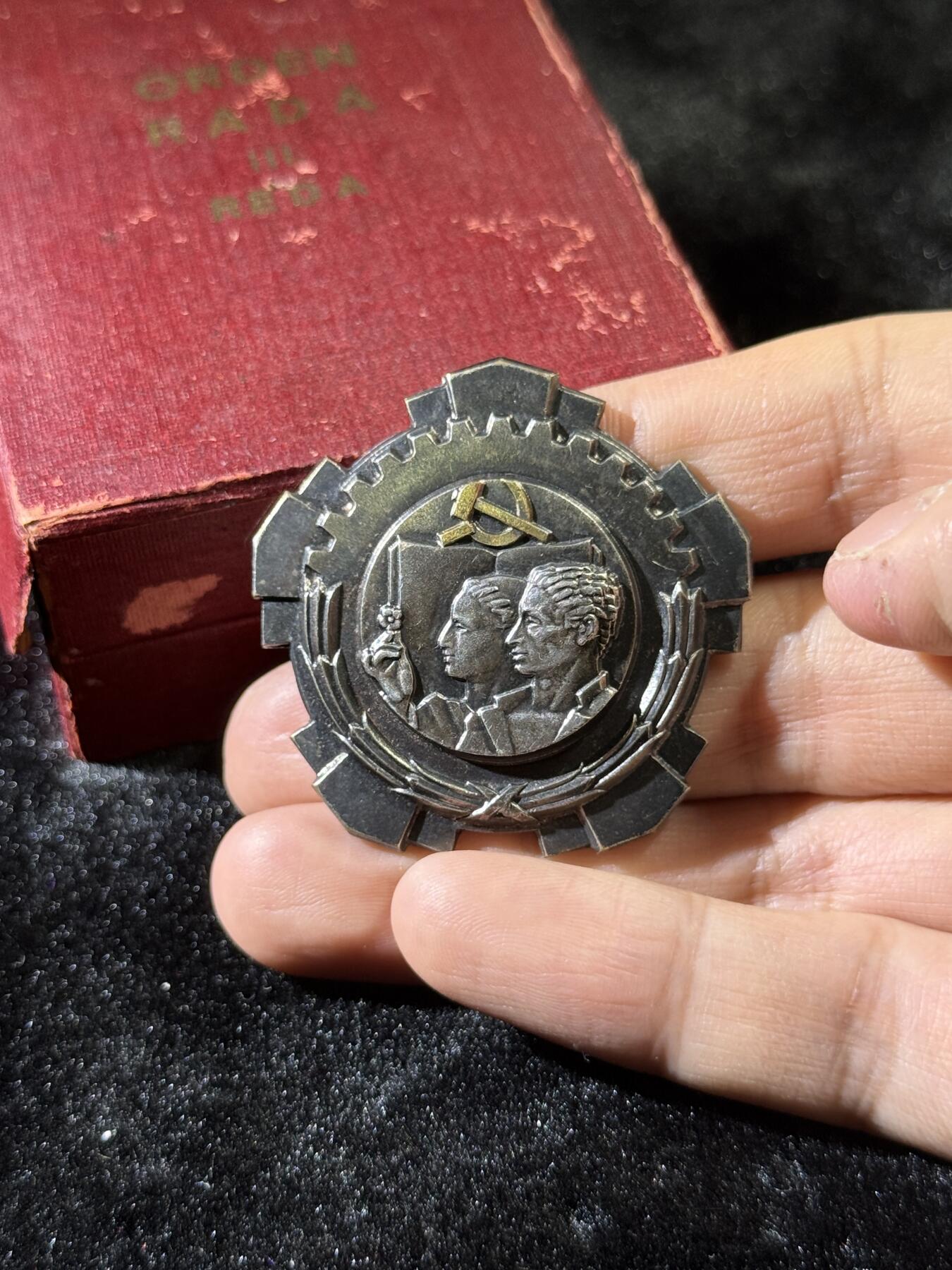 戎马世界章牌大赏，第112期 南斯拉夫三级劳动勋章，极早期小转轮版本，带原盒，盒子有损（这种早期的纸盒子很难保存基本都有点破），包浆厚重