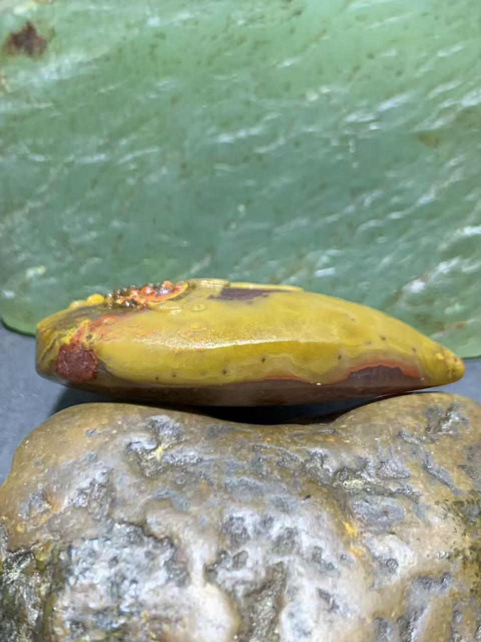 精美亚光冰飘糖心料战国红玛瑙手工雕刻玉兔吊坠一个，