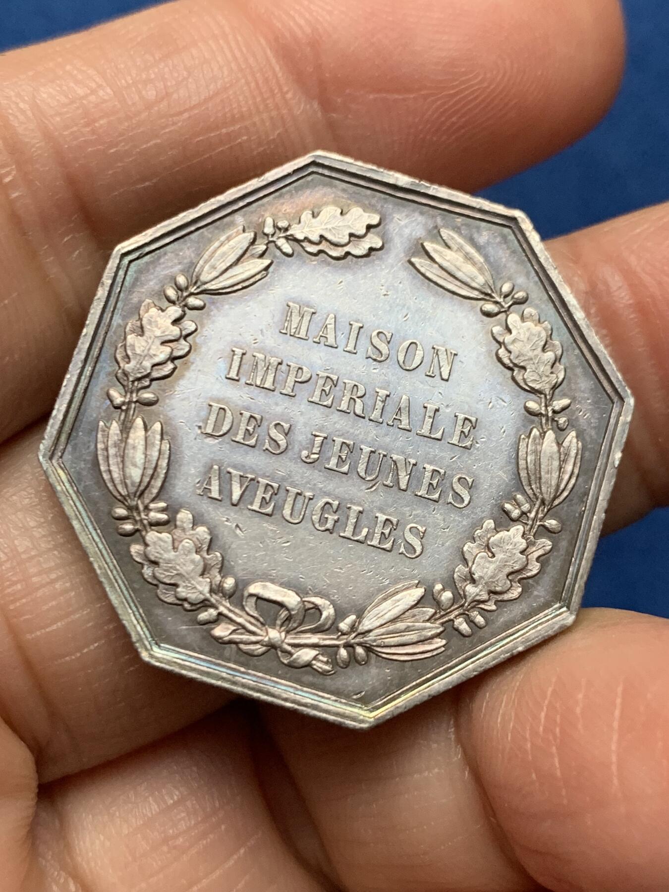 《竞宝斋》第473场 周日，周一 2场连拍 （全场包邮）欢迎送拍 法国盲童之家八角银质代币 拿三头像 15.45克 30.7mm 菱形边铭