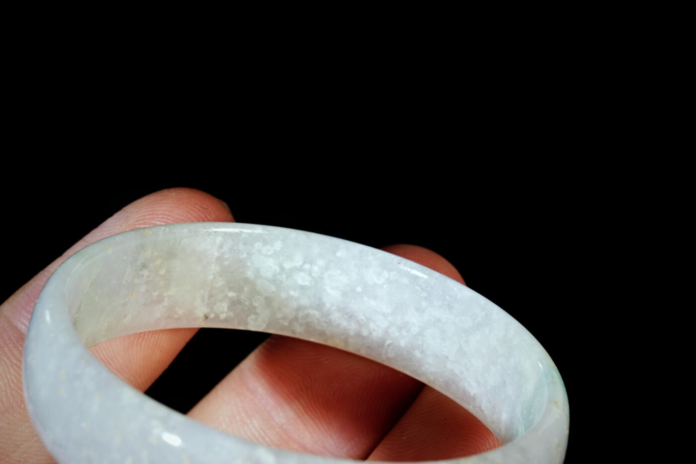 上海都达杂项专场五十八【全场包邮】  天然冰种飘绿翡翠（A货）宽手镯 附鉴定证书93-16