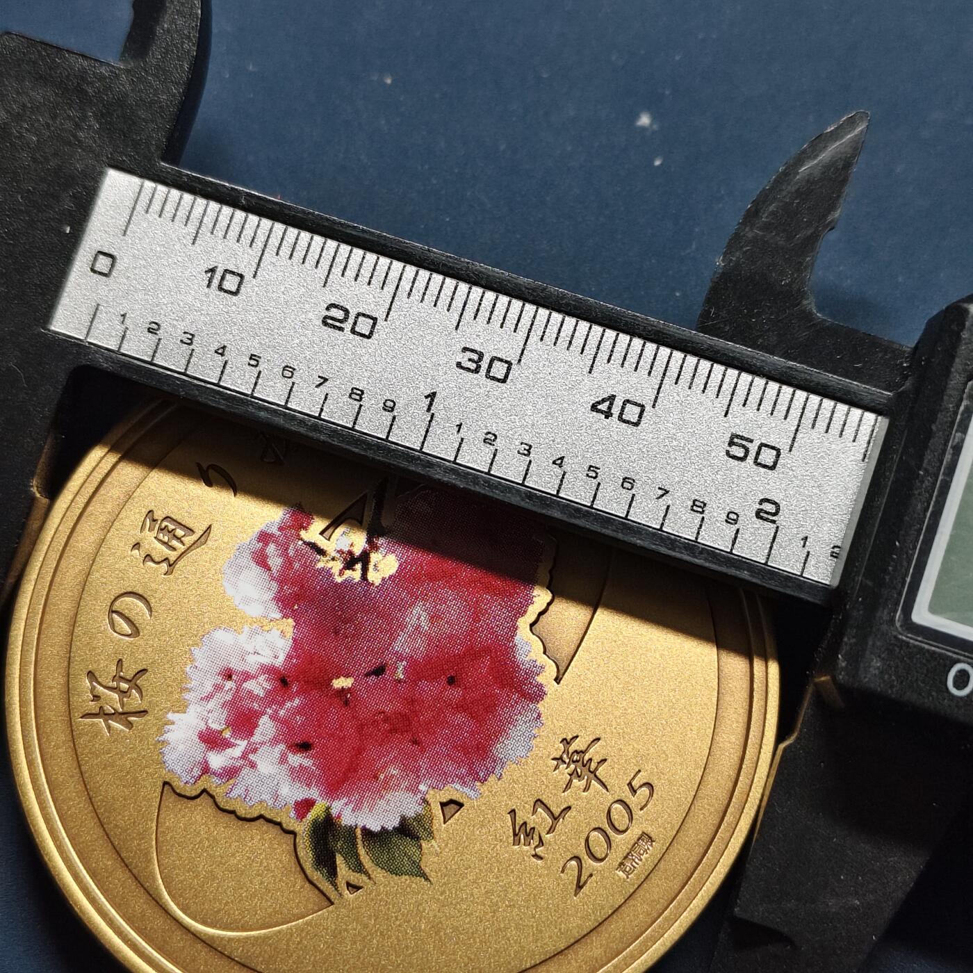 【全场包邮】纯粹捡漏拍515场 【铜章】日本2005年樱花绽放系列红华55毫米彩色纪念大铜章-原盒