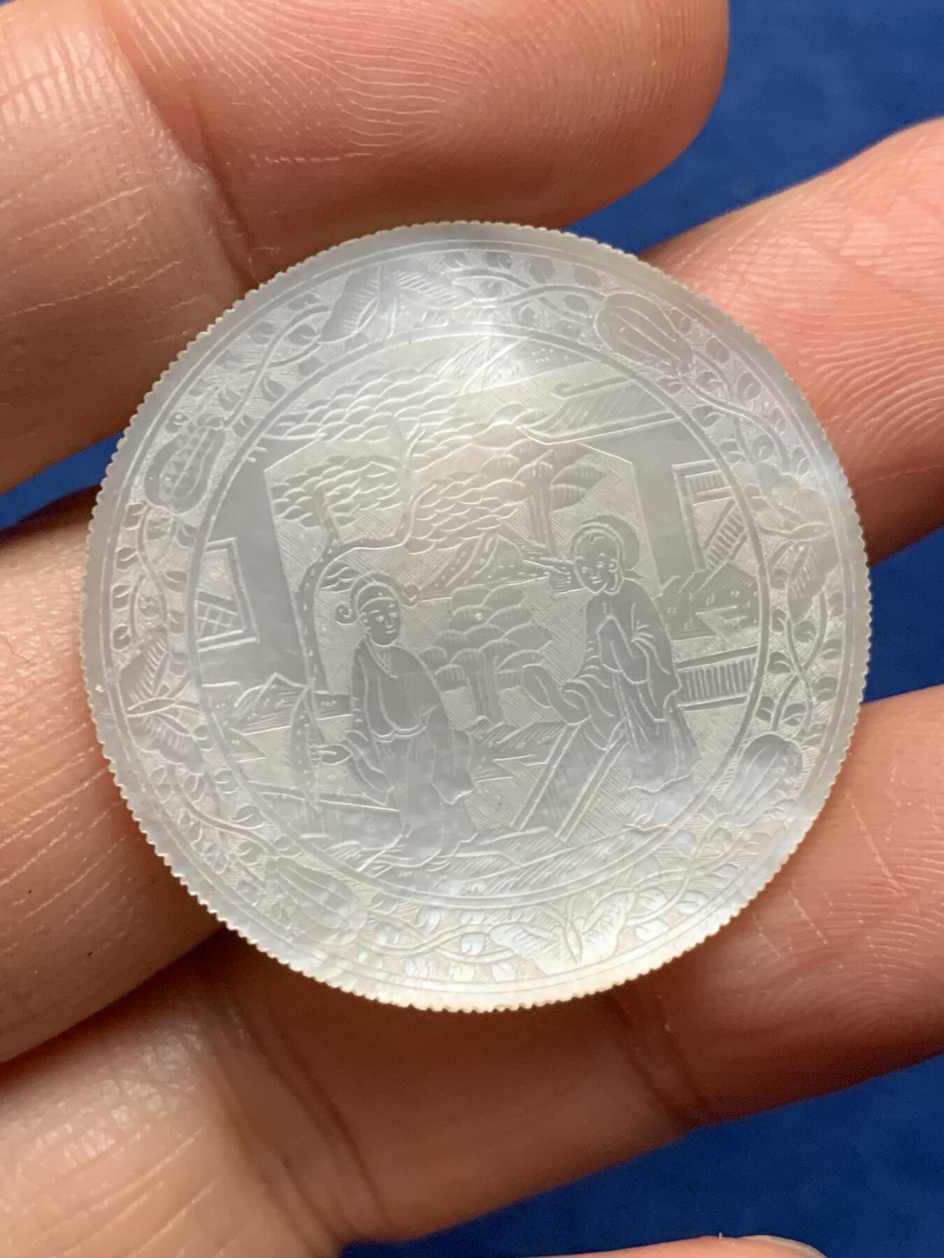 《竞宝斋》第473场 周日，周一 2场连拍 （全场包邮）欢迎送拍 英国一线回流清螺钿贝母筹码或代币一枚。手工精雕，中式园林公子仕女图，蝶花纹路看可能是梁祝。莹光宝气，少见厚片圆形款，侧边有齿。