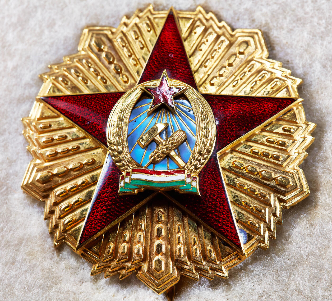 【俄甄集藏】2026年(050)04-01星期三 晚 19:30 全场包邮 匈牙利人民共和国一级共和国勋章，原盒，铜质镀金，局部珐琅，匈牙利人民共和国最高等级勋章，星章直径：70mm，重量：83.5克；挂章直径：43mm，含绶带重量：25克，共发行169枚，该版为1949-1953年早期版