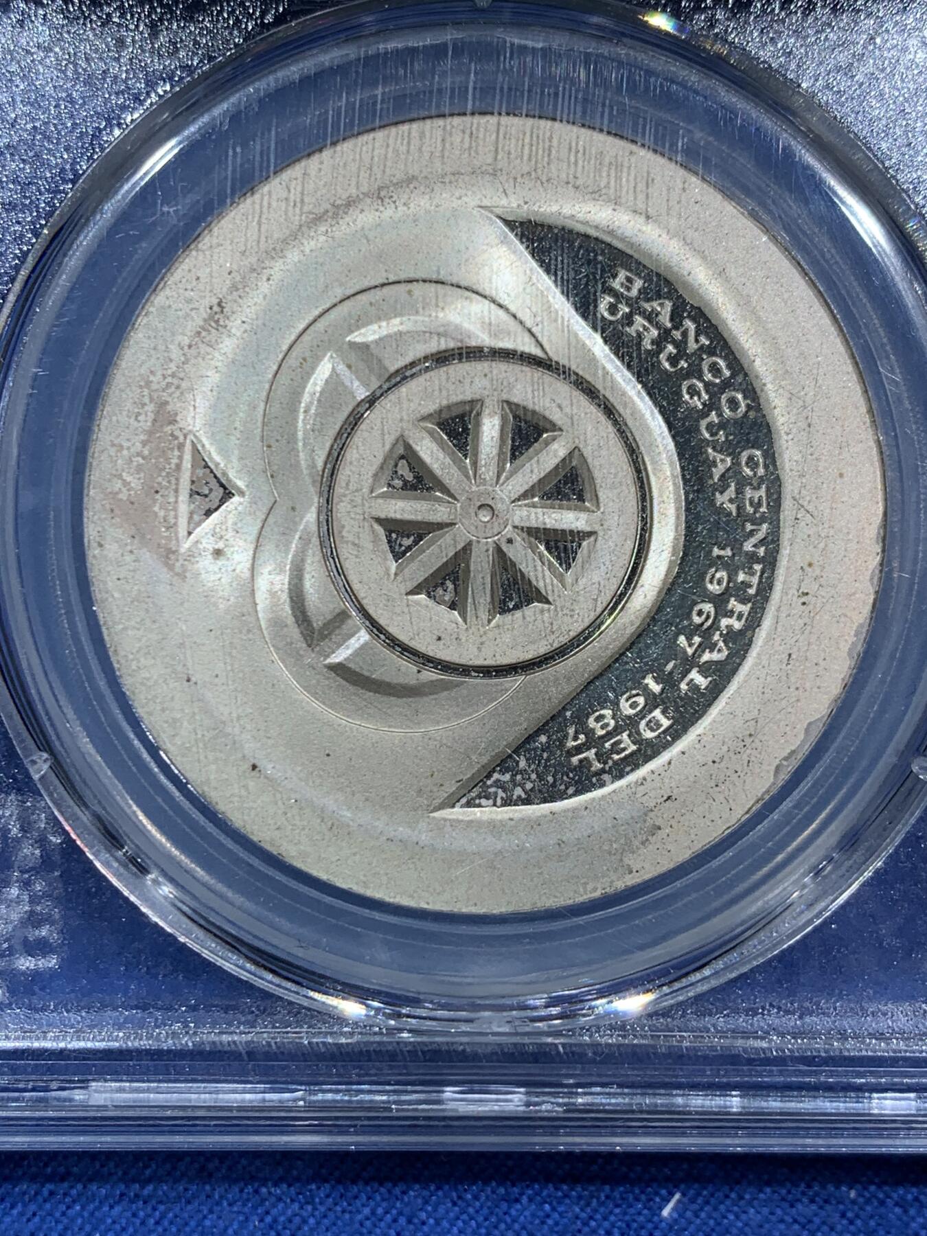 《竞宝斋》第473场 周日，周一 2场连拍 （全场包邮）欢迎送拍 乌拉圭1987年中央银行成立20周年纪念5000新比索银币 900银 25克 标签错误