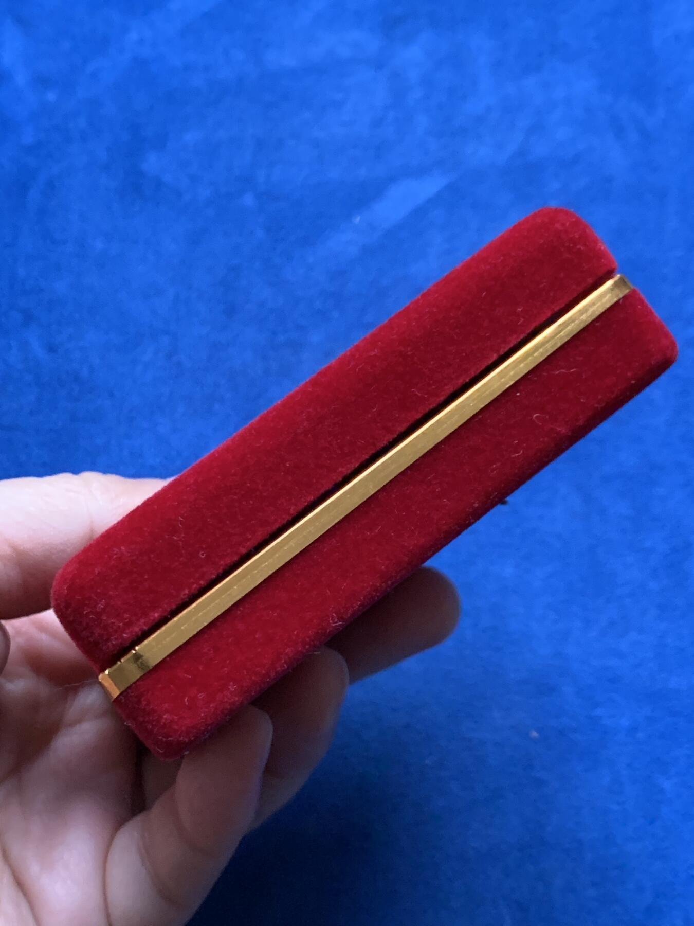 《竞宝斋》第473场 周日，周一 2场连拍 （全场包邮）欢迎送拍 1997年庆祝香港回归北京牛年灯会纪念章，47.6克，49.6mm，镀金状态，精美带盒。