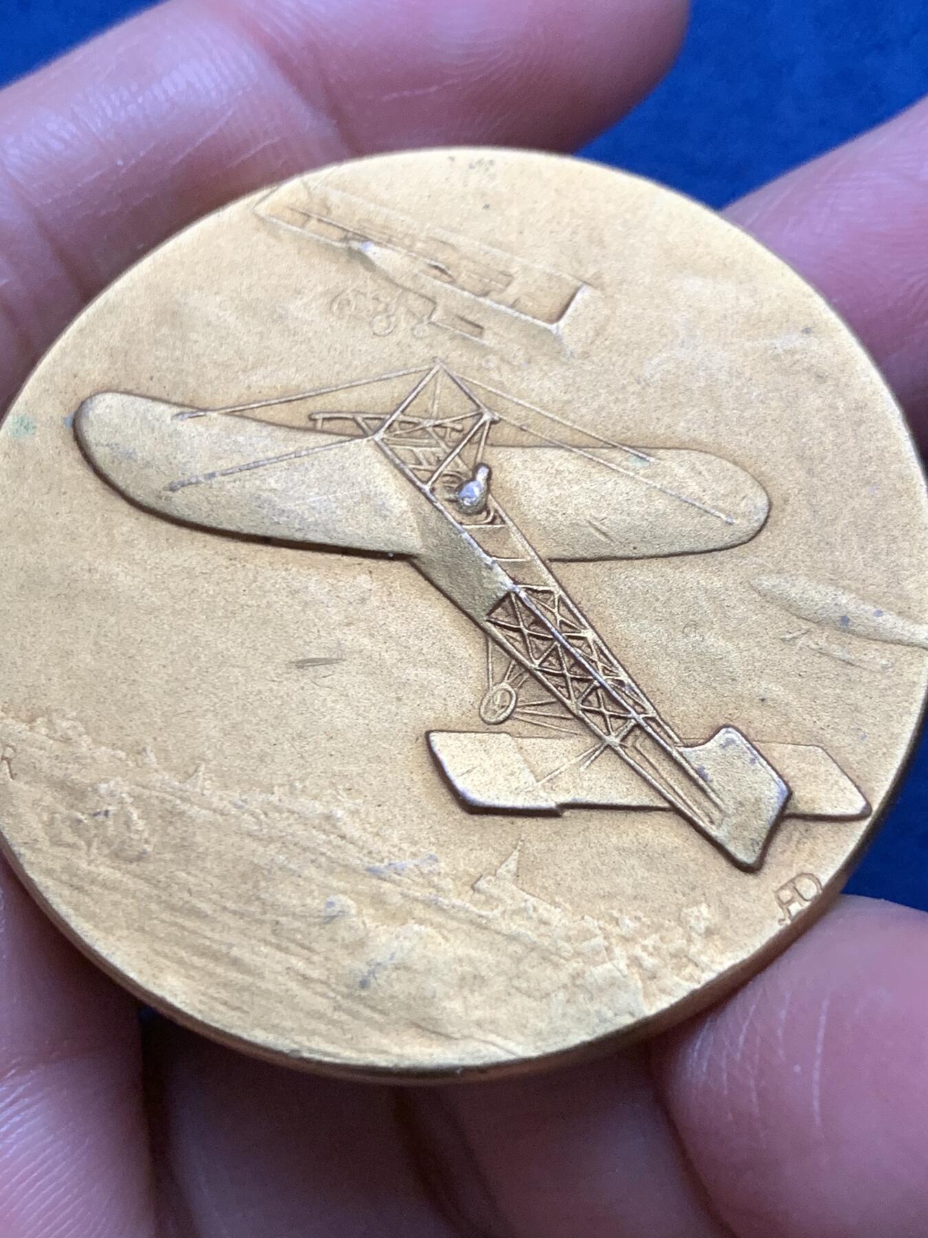 《竞宝斋》第473场 周日，周一 2场连拍 （全场包邮）欢迎送拍 1924年法国航空纪念镀金铜章 46.8克 45.4mm 正方形铜标