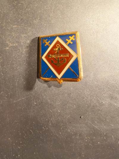 老王徽章第188期 - 法国第1海军炮兵团证章    源自1900年建立的第1殖民炮兵团（1er RAC），后来演变为第1海军炮兵团