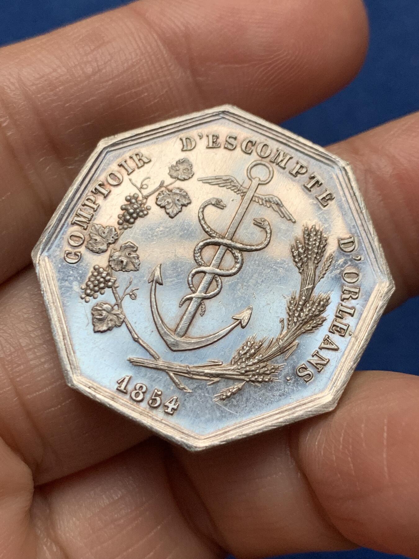 《竞宝斋》第473场 周日，周一 2场连拍 （全场包邮）欢迎送拍 法国1854年奥尔良银行八角银质代币，手指ARGENT，13.85克，31.4mm