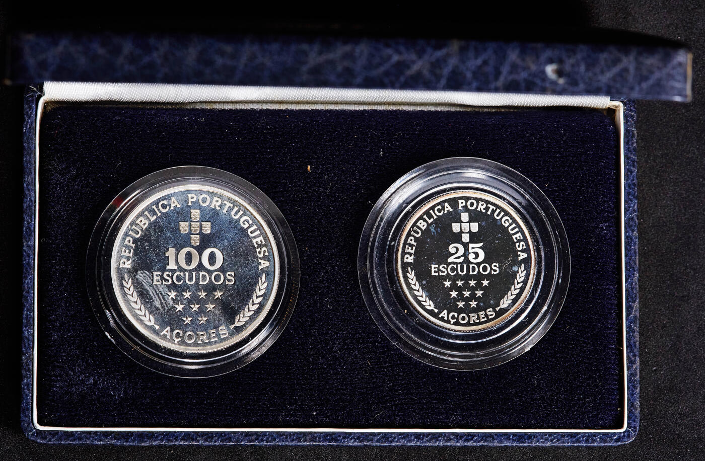【俄甄集藏】2026年(050)04-01星期三 晚 19:30 全场包邮 葡萄牙1980年纪念亚述尔群岛自治区25、100埃斯库多精制银币2枚套，原盒证，重量：11克/16.5克，925银，发行量20000套，少见品种