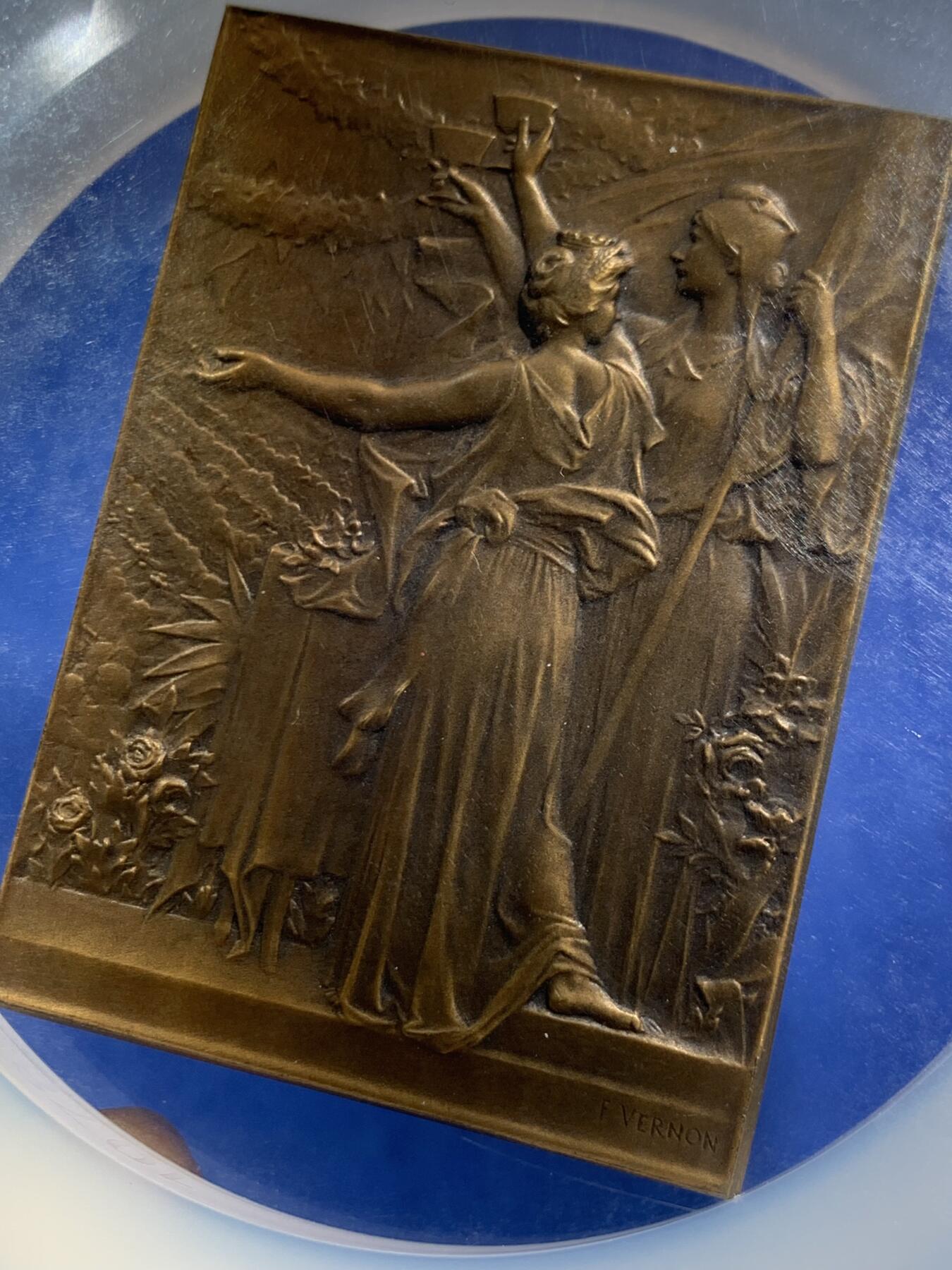 《竞宝斋》第473场 周日，周一 2场连拍 （全场包邮）欢迎送拍 NGC MS65BN 法国1900年杜伊勒里宫铜章，Vernon 经典名作，记录总统晚宴盛景，品相极美，加大加厚盒。