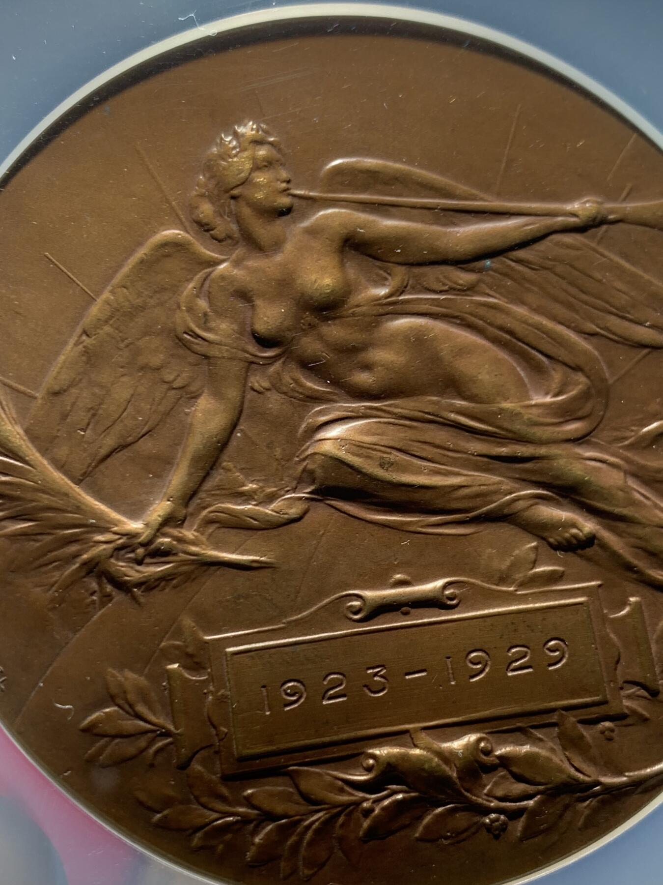 《竞宝斋》第473场 周日，周一 2场连拍 （全场包邮）欢迎送拍 NGC MS63BN 1929年布鲁塞尔葡萄种植清凉奖章，正面：清凉女神张开翅膀，手持丰号角和橄榄枝，象征胜利和丰收。直径：65mm，加大盒封装。