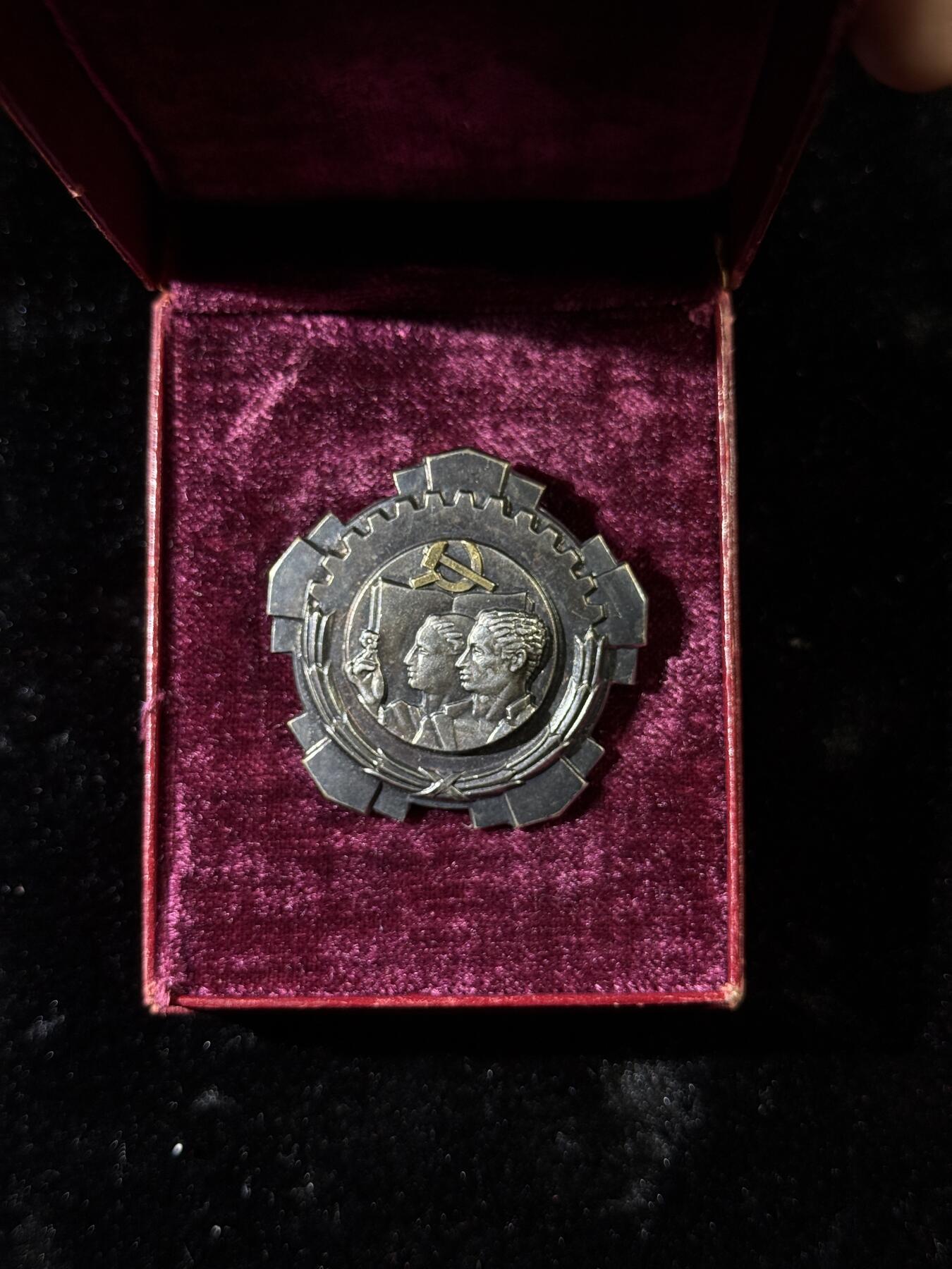 戎马世界章牌大赏，第112期 南斯拉夫三级劳动勋章，极早期小转轮版本，带原盒，盒子有损（这种早期的纸盒子很难保存基本都有点破），包浆厚重