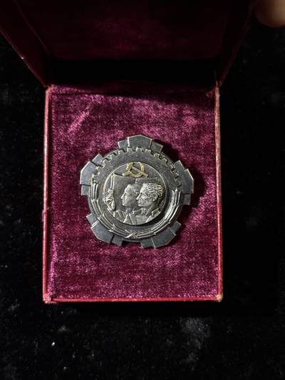 戎马世界章牌大赏，第113期 - 南斯拉夫三级劳动勋章，极早期小转轮版本，带原盒，盒子有损（这种早期的纸盒子很难保存基本都有点破），包浆厚重