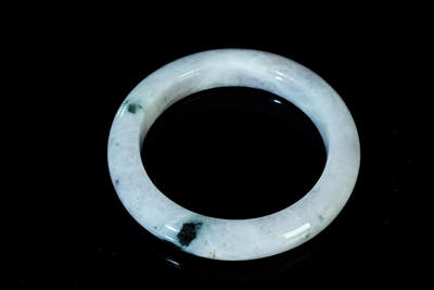 上海都达杂项专场五十八【全场包邮】  - 天然冰糯种带绿翡翠（A货）手镯 附鉴定证书93-18