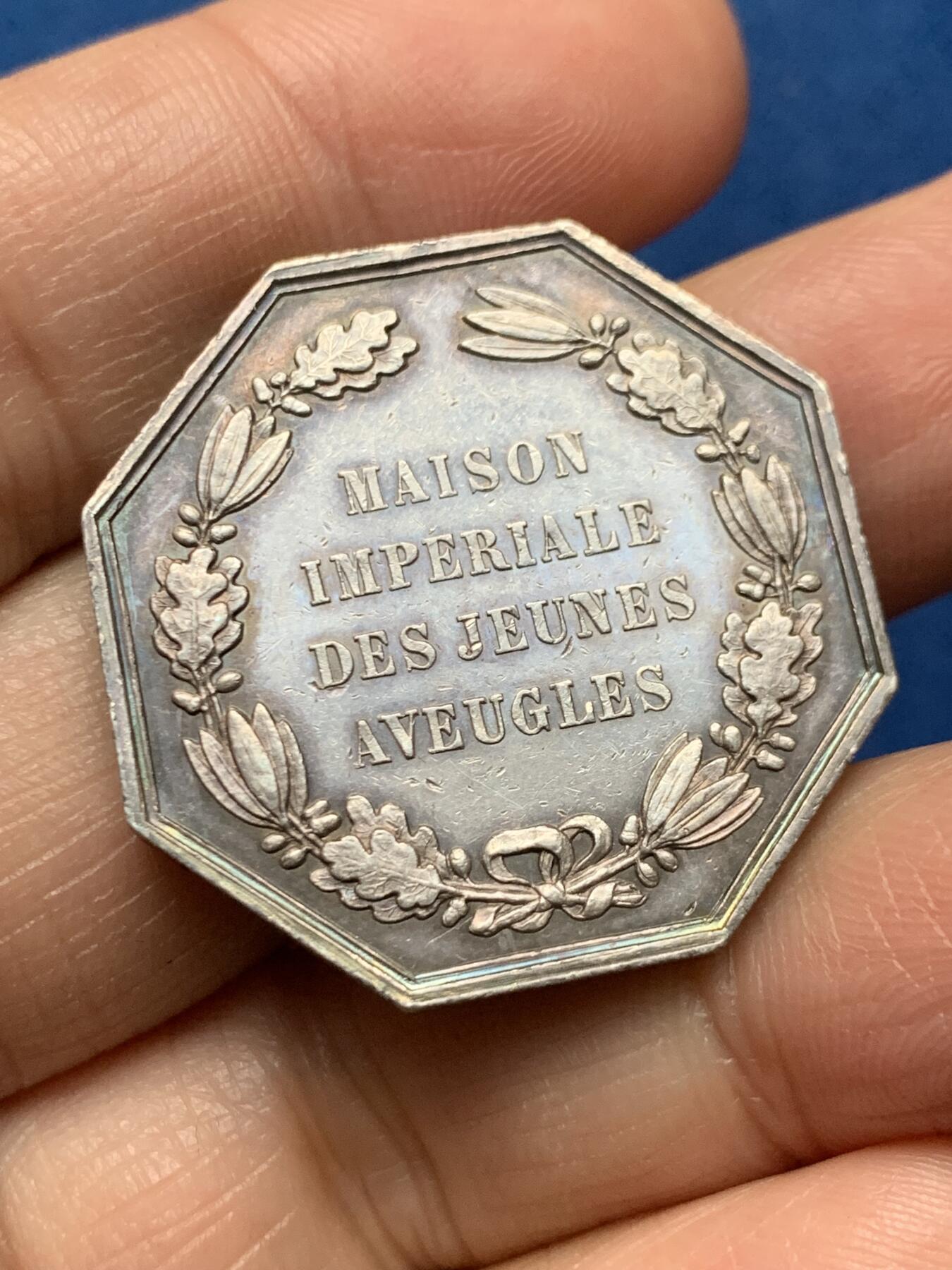 《竞宝斋》第473场 周日，周一 2场连拍 （全场包邮）欢迎送拍 法国盲童之家八角银质代币 拿三头像 15.45克 30.7mm 菱形边铭