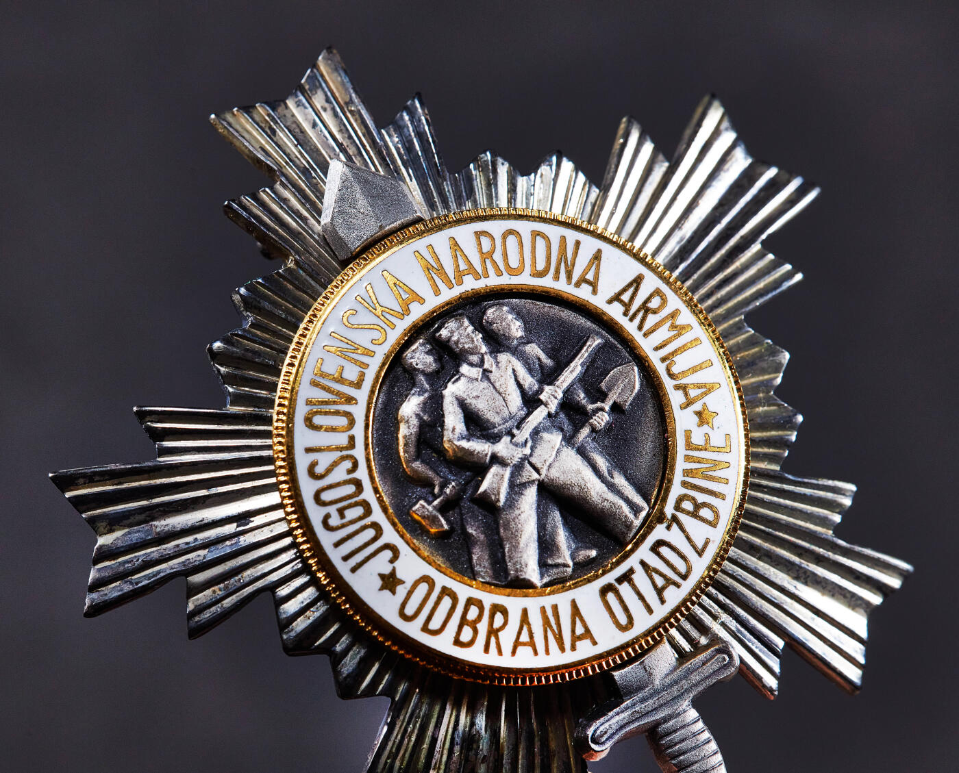 【俄甄集藏】2026年(050)04-01星期三 晚 19:30 全场包邮 南斯拉夫三级人民军勋章，银质局部珐琅，原盒带证，直径：68mm，重量：67.9克，盒体有老化开裂，见详图