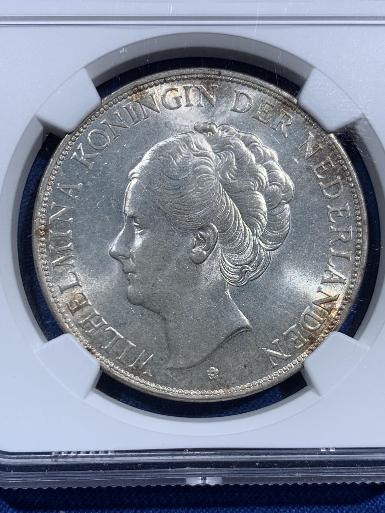 《竞宝斋》第473场 周日，周一 2场连拍 （全场包邮）欢迎送拍 NGC MS63 荷兰1938年威廉明娜女王2.5盾大银币，银光曜曜，丝滑车轮光。荷兰主币大银，流通充分，高分难度很大，季军分，更高仅2枚。此前稀奇拍过一枚同年65，两千多成交。此枚观感非常好，性价比极佳