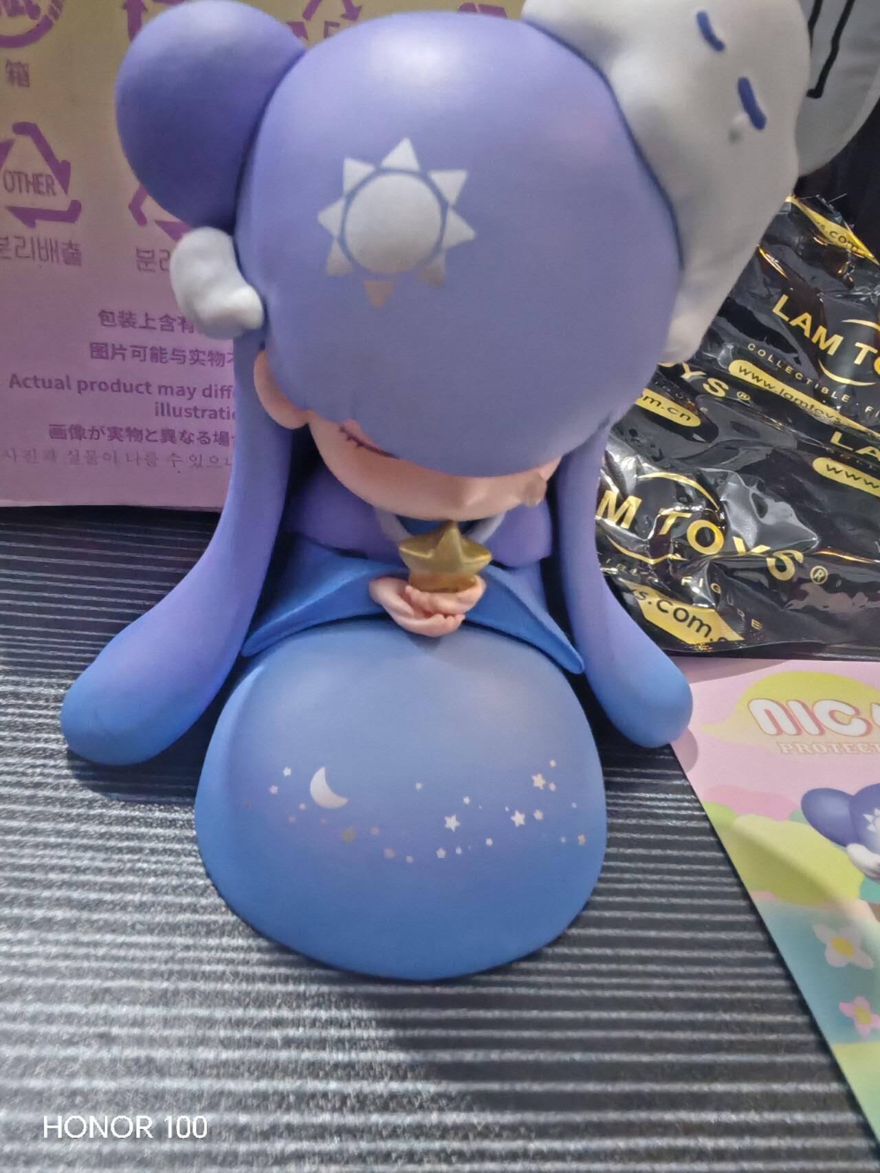 正版盲盒专场 - 系列名称：NICOLE 守护大自然系列（PROTECT NATURE） ​ - 出品方：LAM TOYS ​ - 款式：AZURE（青空/天空） ​ - 尺寸：约 80mm，PVC 材质，表面带有细腻珠光质感