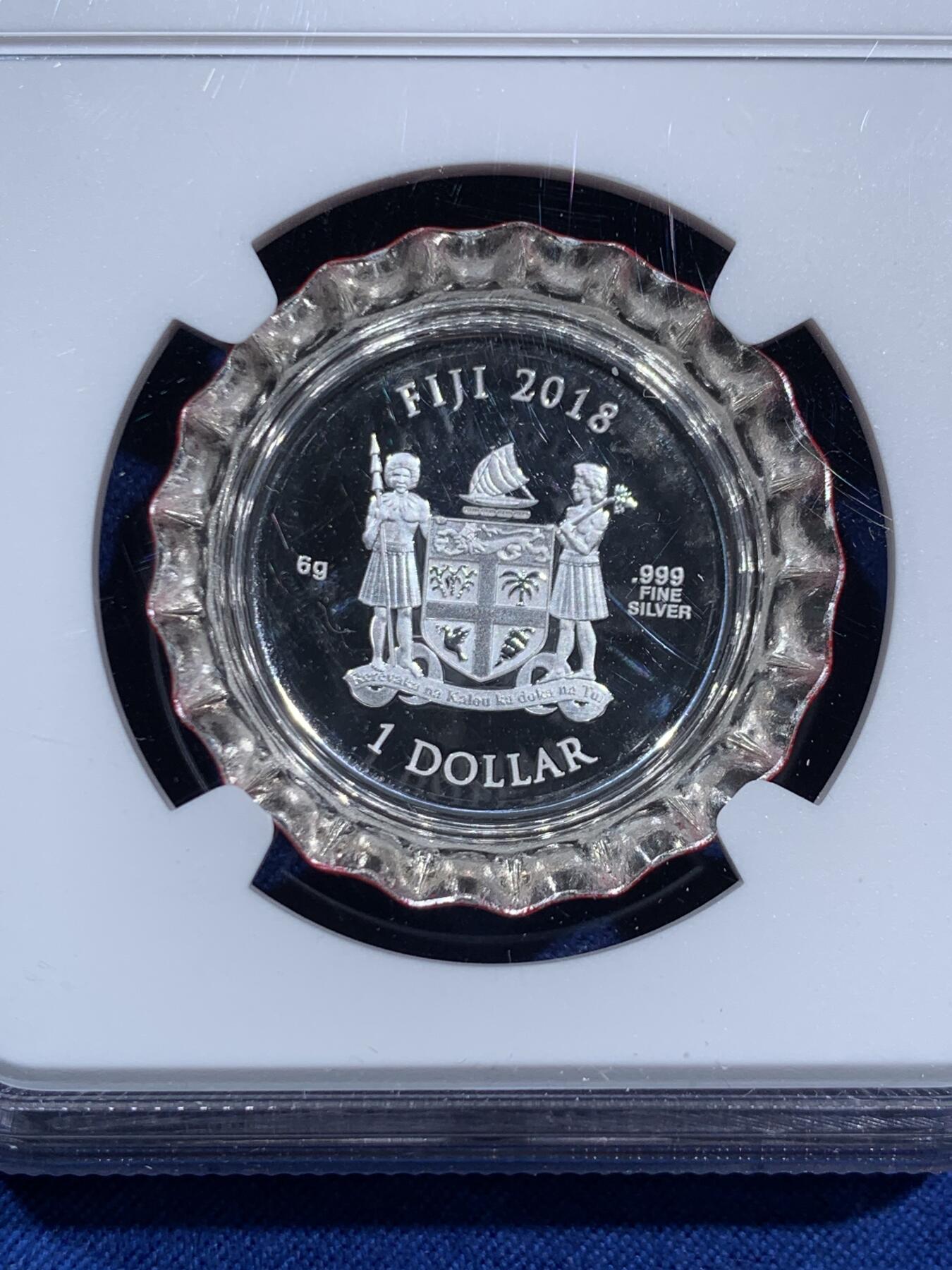 《竞宝斋》第473场 周日，周一 2场连拍 （全场包邮）欢迎送拍 NGC PF70UC 斐济2018年彩色异形银币 可口可乐瓶盖造型1元精制币 加厚盒 带盒证