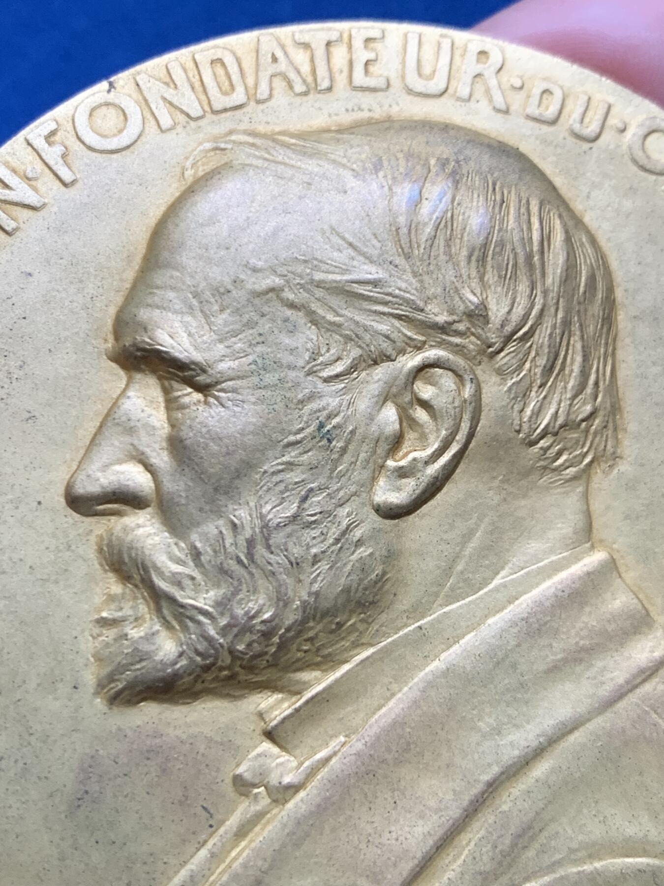 《竞宝斋》第473场 周日，周一 2场连拍 （全场包邮）欢迎送拍 法国1910年里昂银行镀金大铜章，80.5mm，242.7克，巨大规格，厚重压手，Pillet经典作品。人物发丝胡须细节极美，徽章繁复华丽。全品好状态，镀层状态极佳。