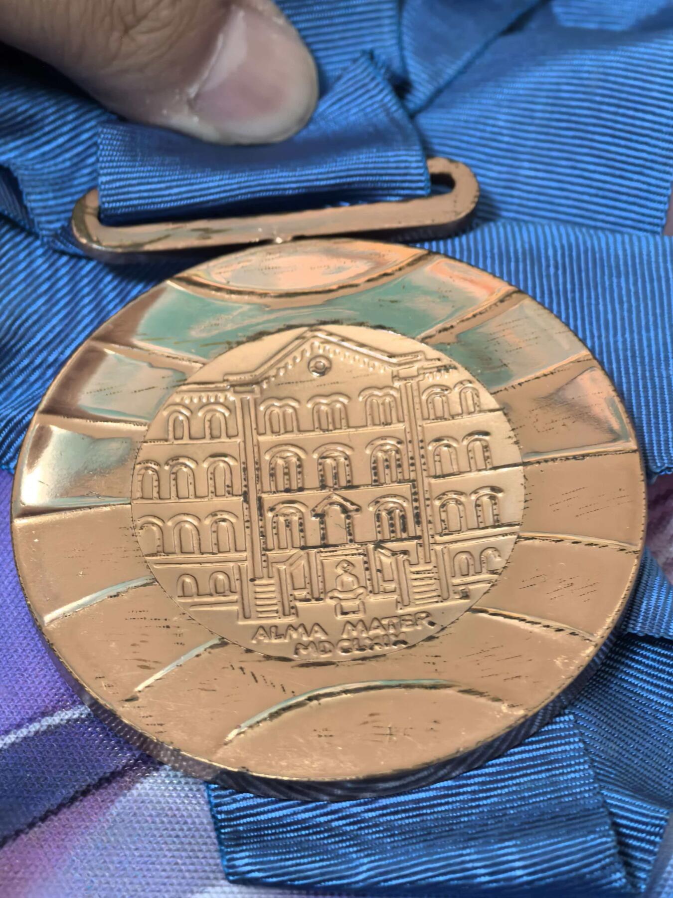 苏联勋章奖章拍卖 本次有亚捏，空军军服，国际运动员等好货 不要错过 3月20日晚上九点结束在麦稀奇 找不到的加我qq或者微信都是184277308备注苏章拍卖。 1987年萨格勒布世界大学生运动会铜质奖牌 这枚为莫斯科大学定制版铜牌 挺少见的 重量接近150克 国际市场价值很高 有兴趣的可以自己找下资料