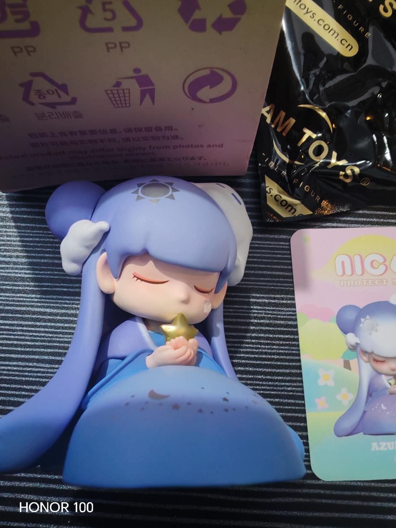 正版盲盒专场 - 系列名称：NICOLE 守护大自然系列（PROTECT NATURE） ​ - 出品方：LAM TOYS ​ - 款式：AZURE（青空/天空） ​ - 尺寸：约 80mm，PVC 材质，表面带有细腻珠光质感