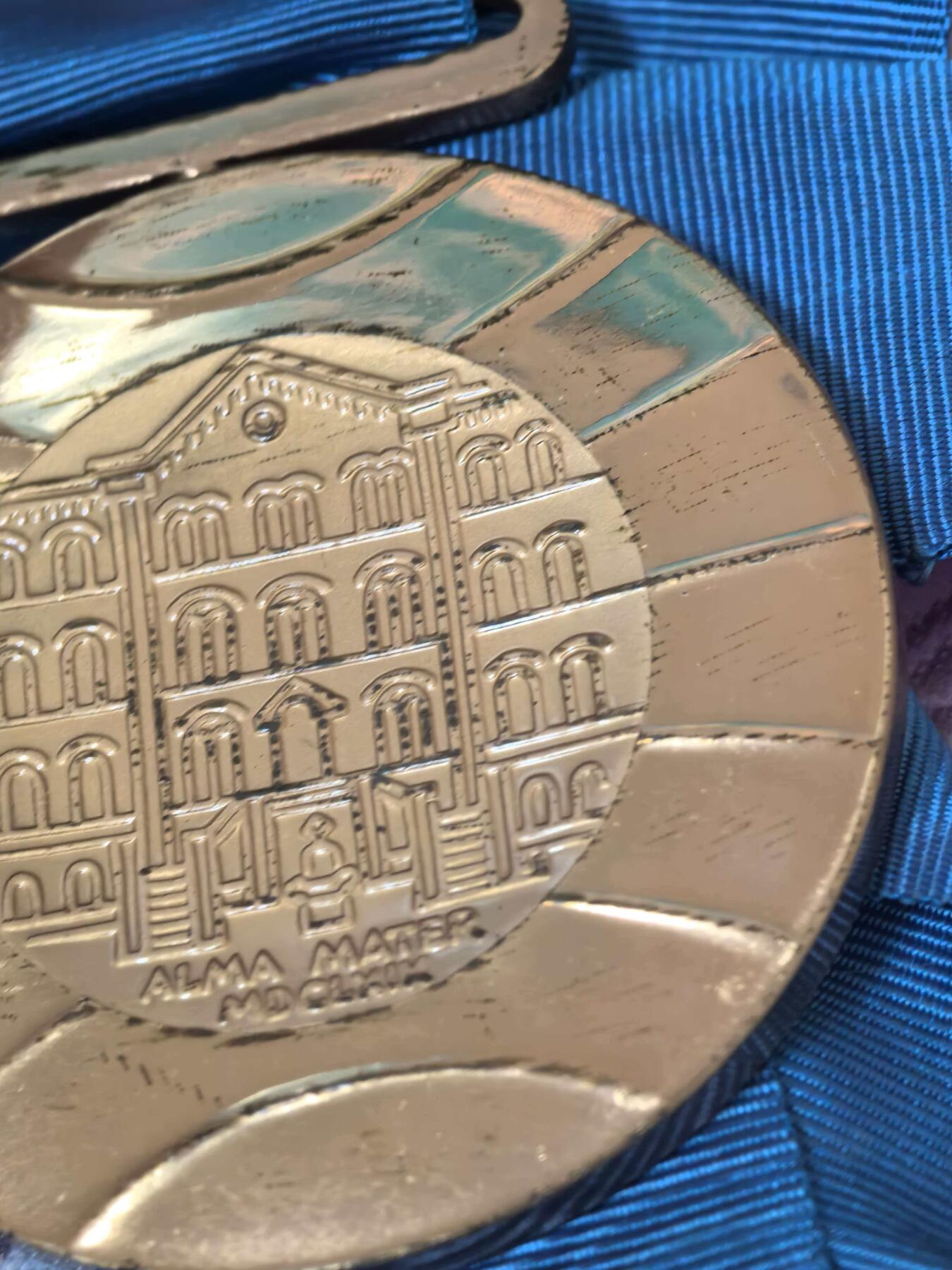 苏联勋章奖章拍卖 本次有亚捏，空军军服，国际运动员等好货 不要错过 3月20日晚上九点结束在麦稀奇 找不到的加我qq或者微信都是184277308备注苏章拍卖。 1987年萨格勒布世界大学生运动会铜质奖牌 这枚为莫斯科大学定制版铜牌 挺少见的 重量接近150克 国际市场价值很高 有兴趣的可以自己找下资料